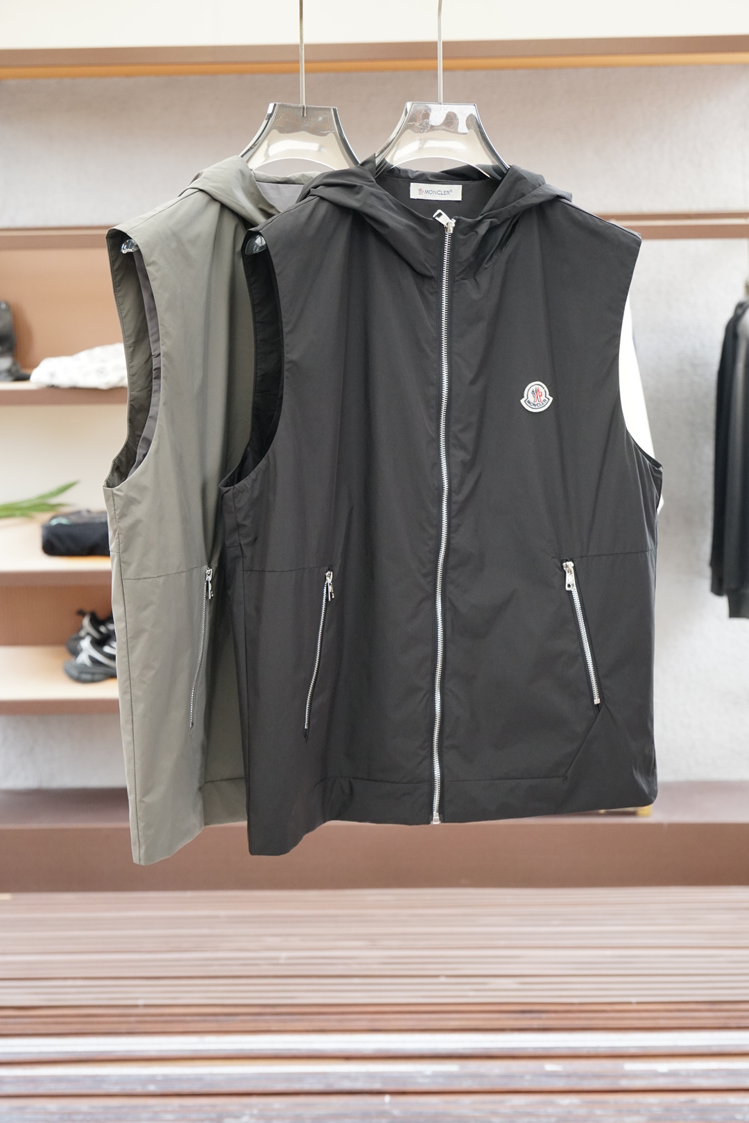 NO:524159,Moncler cover/2025 early autumn men's casual vest jacket, wearing a simple and capable casual jacket, instantly returns to fashionable and domineering, and is full of vitality. All fabrics need to be customized and full of luxury. The slim tailoring reflects our perfect body shape and can be easily controlled regardless of weight. Super versatile style, no matter how big it is, suitable for wearing different ages. High street wear style. Size M-3xl, Moncler, jackets & coats, alexander wang19860909Moncler蒙口/2025年早秋男士休闲马甲外套,穿上简约干练的休闲外套,瞬间重回时髦霸气,又是活力满满的状态.面料全部需要定制,奢华感十足.修身的剪裁体现出我们完美的体型无论胖瘦都可以轻松驾驭.超百搭款式,不挑身材的款,适合不同年龄段穿着.高街实穿款. 尺码M-3xl,,Moncler,jackets & coats,alexander wang,Men's clothing