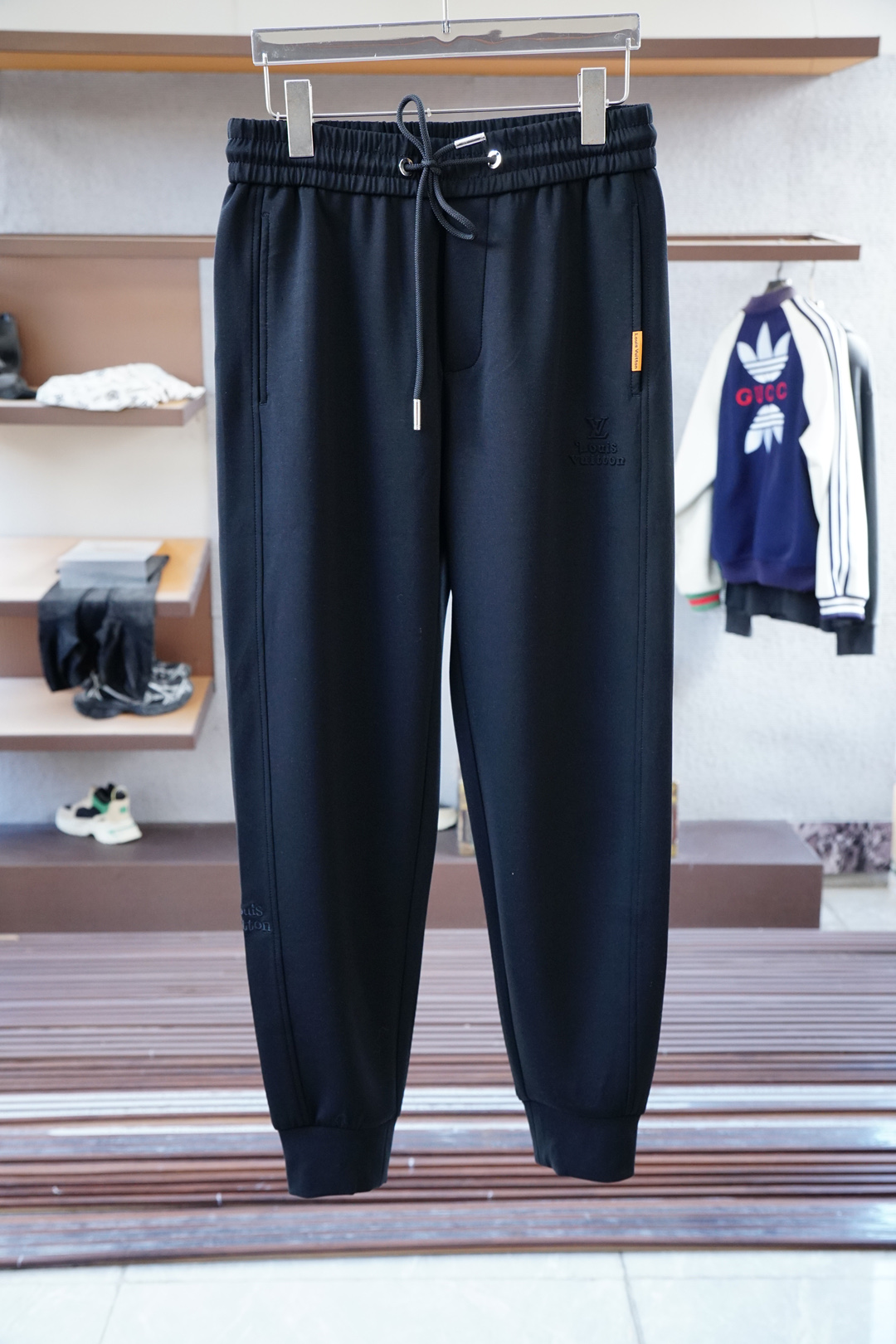 NO:524158,'LV Louis Vuitton - Autumn and Winter Men's Leisure Pants Fine Cotton and Spandex Fabric Leisure Pants, the latest style of the upper body is invincible! This style of pants is very versatile, elastic waistline, daily work, outdoor sports, and is a perfect combination of fashionable leisure and outdoor sports, so whether you wear it normally or outdoors, it is your best choice. Extreme comfort and quick sweating are the most popular focus, improving the comfort of wearing, suitable for aerobics and trail running conditions. This style is a jogging casual pants with an extremely wide range of applications, allowing you to naturally maintain a love for sports in summer, or you can wear it in casual life. Size M-3XL, color black,,louis vuitton,louis vuitton,alexander wang19860909”LV 路易威登- 秋冬男士休闲裤 细棉加氨纶面料休闲裤,最新款上身版型无敌正！ 绝对可以闭眼收的一款 此款裤子非常百搭,弹力腰围,日常上班 户外运动都可以穿着,是时尚休闲与户外运动的完美结合,所以无论您平时穿或者户外穿都是您的最佳选择. 极致舒适和快速排汗是备受青睐的重点,提升穿着舒适度,适合有氧运动和越野跑条件下穿着,此款是一件适用范围极其广泛的跑步休闲裤,让你在夏天自然可以保持对运动热爱,也可以在休闲生活中穿着 尺码M-3XL, 颜色黑色,,louis vuitton,louis vuitton,alexander wang,Men's clothing