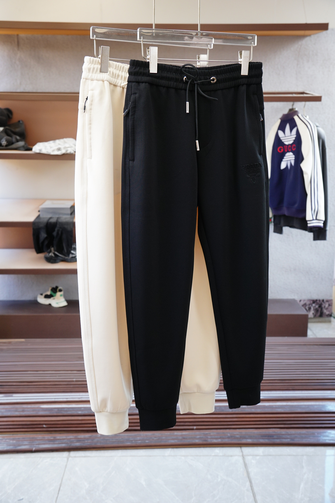 NO:524160,Prada - Autumn and Winter Men's Casual Pants Fine Cotton and Spandex Fabric Casual Pants, the latest top-body style is invincible!  This pants are very versatile, elastic waist, and can be worn for daily work. They are the perfect combination of fashionable and leisure and outdoor sports, so whether you wear them normally or outdoors, they are your best choice. Extreme comfort and quick sweating are the most popular key points, improving the comfort of wearing and suitable for aerobics and trail running conditions. This style is a running casual pants with an extremely wide range of applications, allowing you to naturally maintain a love for sports in summer, or you can wear them in casual life. Size M-3XL, black color, prada, prada, alexander wang19860909Prada普拉达- 秋冬男士休闲裤 细棉加氨纶面料休闲裤,最新款上身版型无敌正！ 绝对可以闭眼收的一款 此款裤子非常百搭,弹力腰围,日常上班 户外运动都可以穿着,是时尚休闲与户外运动的完美结合,所以无论您平时穿或者户外穿都是您的最佳选择. 极致舒适和快速排汗是备受青睐的重点,提升穿着舒适度,适合有氧运动和越野跑条件下穿着,此款是一件适用范围极其广泛的跑步休闲裤,让你在夏天自然可以保持对运动热爱,也可以在休闲生活中穿着 尺码M-3XL, 颜色黑色,,prada,prada,alexander wang,Men's clothing