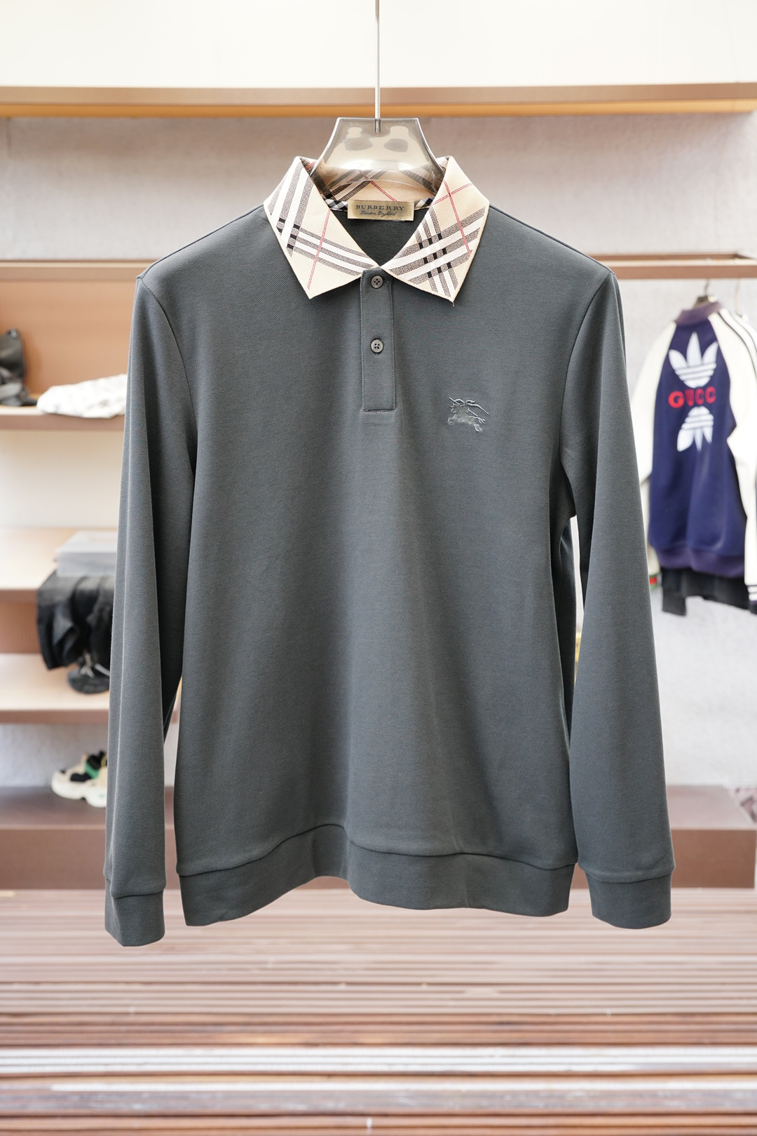 NO:525104,BBR Burberry-2025FW new product is launched in the market with high-end business long-sleeved Polo series, high-quality and trendy weather vane, selected customized high-end horse cotton fabric, soft and delicate touch, skin-friendly, loose bottom edge design, strong inclusiveness, low-key and luxurious contrasting craftsmanship, fine needle movement, overall lines of ready-made garments are smooth and not crooked, collar ring thread knitted fabric, high elasticity and comfort, special style and tailoring, comprehensive ergonomics, inside and outside wear, OK, different from market currency, not bother, simple and fashionable modern trend, ultra-high cost-effectiveness, quality control texture and details, super first-tier brand factories, recommended (M family series) Code number M-3XL,,burberry,alexander wang19860909BBR 巴宝莉-2025FW新品火爆上市啦高端商务长袖Polo系列, 高品质量潮流风向标 精选定制高端匹马棉面料 触感柔软细腻亲肤 底部散边设计不勒身 包容性强 撞色工艺低调奢华 精细针法走位 成衣整体线条流畅不歪斜 领圈螺纹针织面料 弹性大舒适度高 版型特调剪裁综合人体工学 内搭外穿都OK 区别市场通货 不俱比较 简约时尚现代潮流 超高性价比 品控质感细节类比超一线品牌工厂 爆肝推荐（M家系列） 码数M-3XL,,burberry,alexander wang,Men's clothing