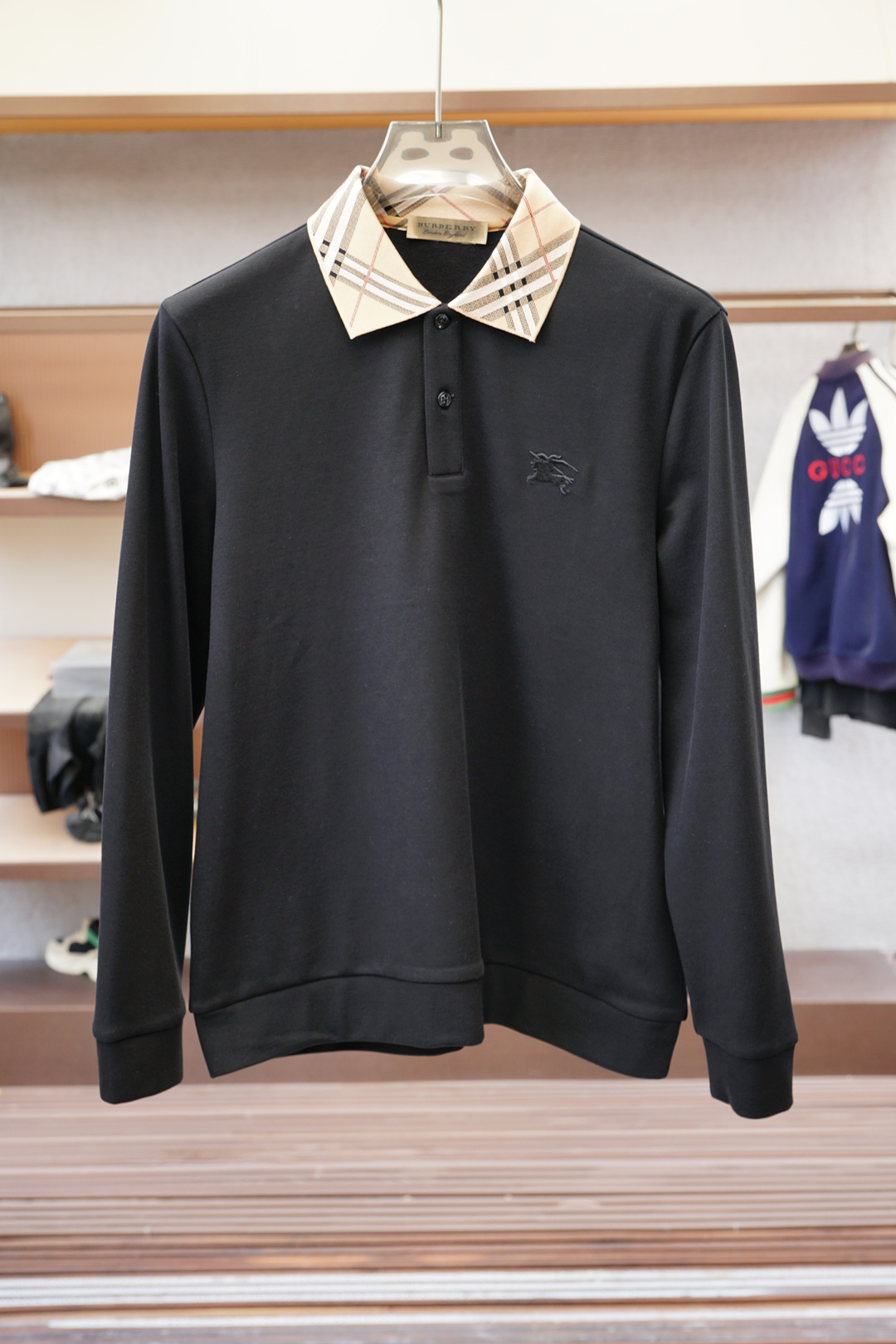 NO:525106,BBR Burberry-2025FW new product is launched in the market with high-end business long-sleeved Polo series, high-quality and trendy weather vane, selected customized high-end horse cotton fabric, soft and delicate touch, skin-friendly, loose bottom edge design, strong inclusiveness, low-key and luxurious contrasting craftsmanship, fine needle movement, overall lines of ready-made garments are smooth and not crooked, collar ring thread knitted fabric, high elasticity and comfort, special style and tailoring, comprehensive ergonomics, inside and outside wear, OK, different from market currency, not bother, simple and fashionable modern trend, ultra-high cost-effectiveness, quality control texture and details, super first-tier brand factories, recommended (M family series) Code number M-3XL,,burberry,alexander wang19860909BBR巴宝莉-2025FW新品火爆上市啦高端商务长袖Polo系列, 高品质量潮流风向标 精选定制高端匹马棉面料 触感柔软细腻亲肤 底部散边设计不勒身 包容性强 撞色工艺低调奢华 精细针法走位 成衣整体线条流畅不歪斜 领圈螺纹针织面料 弹性大舒适度高 版型特调剪裁综合人体工学 内搭外穿都OK 区别市场通货 不俱比较 简约时尚现代潮流 超高性价比 品控质感细节类比超一线品牌工厂 爆肝推荐（M家系列） 码数M-3XL,,burberry,alexander wang,Men's clothing