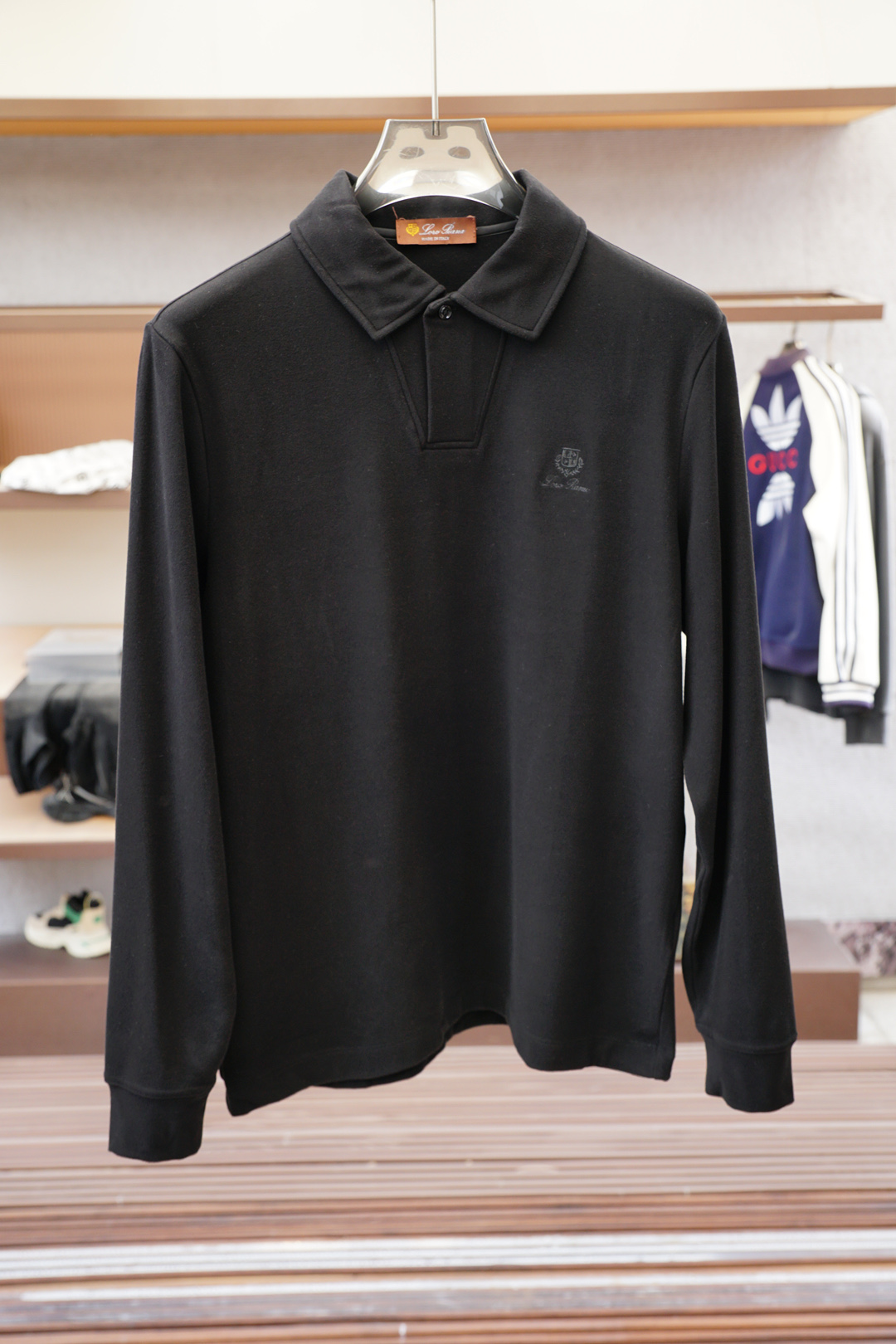 NO:525108,LP-2025FW new product is launched in the market with high-end business long-sleeved Polo series, high-quality and trendy weather vane, selected customized high-end horse cotton fabric, soft and delicate touch, skin-friendly, loose bottom edge design, strong inclusiveness, low-key and luxurious contrasting craftsmanship, fine needle movement, overall lines of ready-made garments are smooth and not crooked, collar ring thread knitted fabric, high elasticity and comfort, special style and tailoring, comprehensive ergonomics, inside and outside wear, OK, different from market currency, not bother, simple and fashionable modern trend, ultra-high cost-effectiveness, quality control texture and details, super first-tier brand factories, explosive recommendation (M family series) Code number M-3XL,,loro piano,alexander wang19860909LP-2025FW新品火爆上市啦高端商务长袖Polo系列, 高品质量潮流风向标 精选定制高端匹马棉面料 触感柔软细腻亲肤 底部散边设计不勒身 包容性强 撞色工艺低调奢华 精细针法走位 成衣整体线条流畅不歪斜 领圈螺纹针织面料 弹性大舒适度高 版型特调剪裁综合人体工学 内搭外穿都OK 区别市场通货 不俱比较 简约时尚现代潮流 超高性价比 品控质感细节类比超一线品牌工厂 爆肝推荐（M家系列） 码数M-3XL,,loro piana,alexander wang,Men's clothing