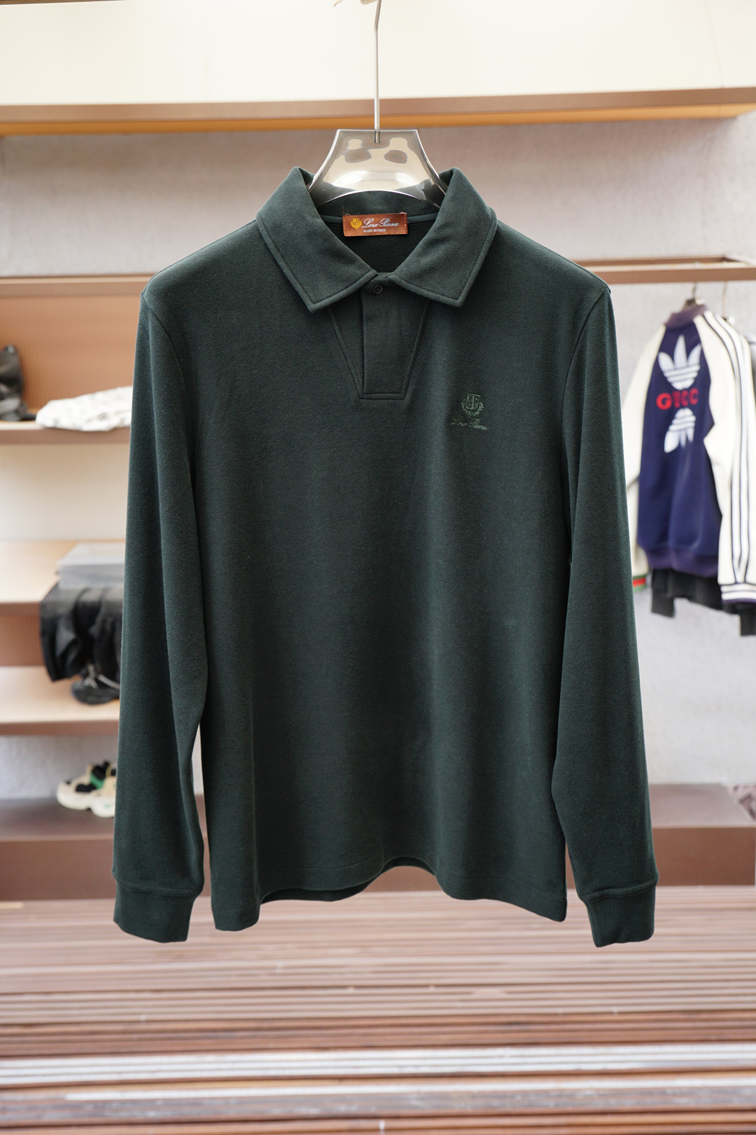 NO:525110,LP/2025FW new product is launched in the market with high-end business long-sleeved Polo series, high-quality and trendy weather vane, selected customized high-end horse cotton fabric, soft and delicate touch, skin-friendly, loose bottom edge design, strong inclusiveness, low-key and luxurious contrasting craftsmanship, fine needle movement, overall lines of ready-made garments are smooth and not crooked, collar ring thread knitted fabric, high elasticity and comfort, special style and tailoring, comprehensive ergonomics, inside and outside wear, OK, different from market currency, not bother, simple and fashionable modern trend, ultra-high cost-effectiveness, quality control texture and details, super first-tier brand factories, recommended (M family series) Code number M-3XL,,loro piano,alexander wang19860909LP/2025FW新品火爆上市啦高端商务长袖Polo系列, 高品质量潮流风向标 精选定制高端匹马棉面料 触感柔软细腻亲肤 底部散边设计不勒身 包容性强 撞色工艺低调奢华 精细针法走位 成衣整体线条流畅不歪斜 领圈螺纹针织面料 弹性大舒适度高 版型特调剪裁综合人体工学 内搭外穿都OK 区别市场通货 不俱比较 简约时尚现代潮流 超高性价比 品控质感细节类比超一线品牌工厂 爆肝推荐（M家系列） 码数M-3XL,,loro piana,alexander wang,Men's clothing