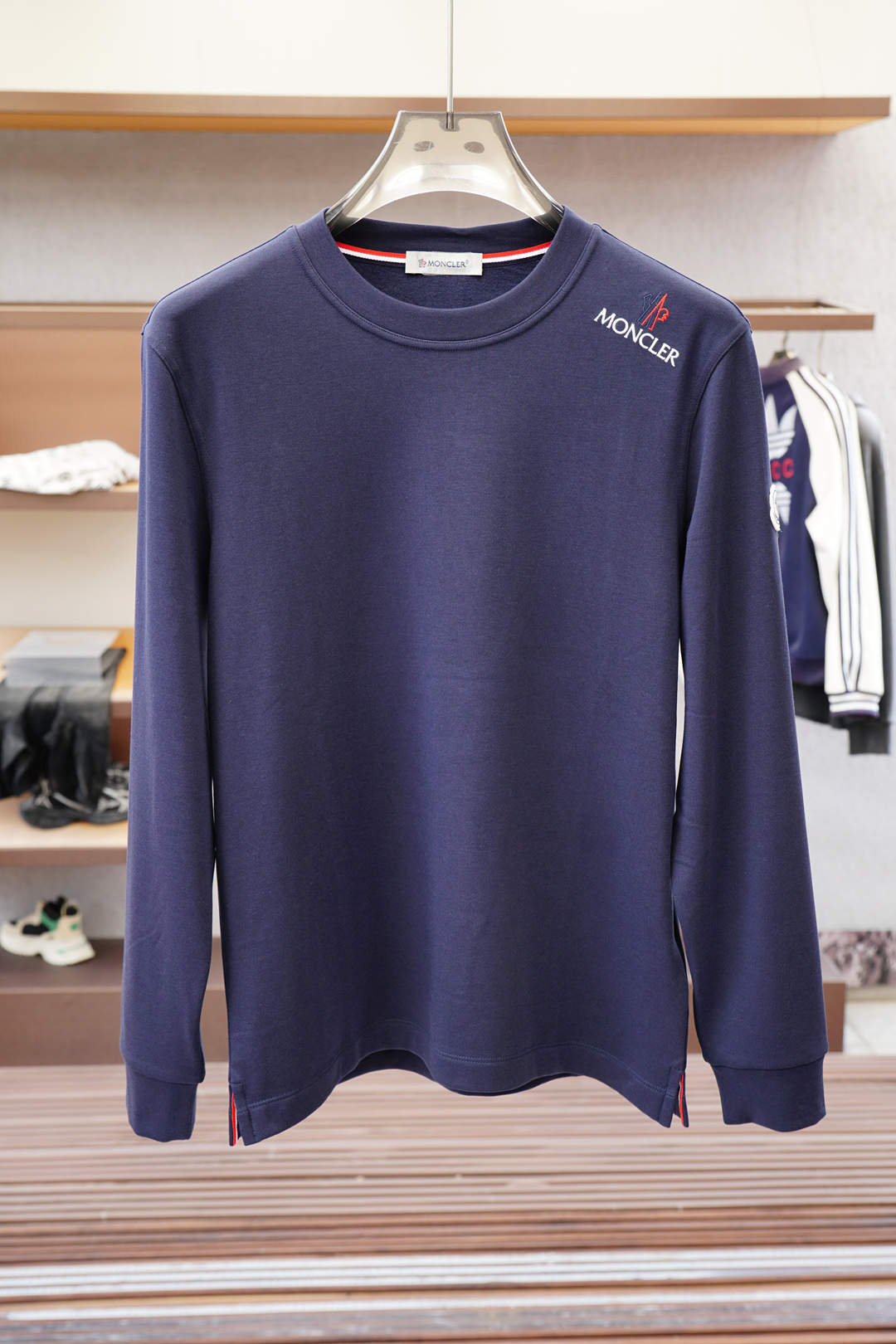 NO:525122,The new product of the 2025FW is on the market. High-quality and trendy weather vane. Selected customized high-end horse cotton fabric. Soft and delicate touch. The bottom is loose and unscrewed. Strong inclusiveness. The contrasting color craftsmanship is low-key and luxurious. Fine needle movement. The overall line of the ready-made garment is smooth and not crooked. Collar ring thread knitted fabric. High elasticity and comfort. The style is special and tailored. It is OK to wear the inside and outside. Different from market currency. No comparison. Simple and fashionable modern trend. Super high cost performance. Quality control texture and details are analogous to the first-tier brand factories. Recommended liver (bottoming series) Code number M-3XL, Moncler, alexander wang19860909蒙口-2025FW新品火爆上市啦 高品质量潮流风向标 精选定制高端匹马棉面料 触感柔软细腻亲肤 底部散边设计不勒身 包容性强 撞色工艺低调奢华 精细针法走位 成衣整体线条流畅不歪斜 领圈螺纹针织面料 弹性大舒适度高 版型特调剪裁综合人体工学 内搭外穿都OK 区别市场通货 不俱比较 简约时尚现代潮流 超高性价比 品控质感细节类比超一线品牌工厂 爆肝推荐（打底系列） 码数M-3XL,,Moncler,alexander wang,Men's clothing