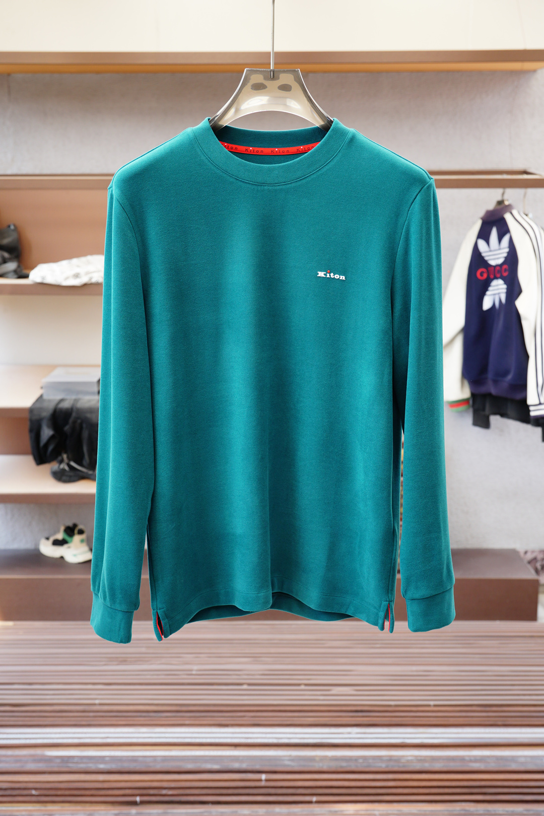 NO:645419,Kiton-Kiton-2025FW new products are now on the market. High-end quality trend vane. Selected and customized high-end pima cotton brushed fabrics. Soft, delicate and skin-friendly. The loose edge design at the bottom is not tight. Strong tolerability. The contrasting color process is low-key and luxurious. Fine stitching. The overall line of the garment is smooth and not skewed. Collar threaded knitted fabric. High elasticity and high comfort. Specially tailored tailoring and comprehensive ergonomics. It can be worn inside or outside. Different market currencies. No comparison.  Simple, fashionable and modern trend, super cost-effective, quality control and texture details are comparable to super first-line brand factories. Highly recommended (base series). Size M-3XL,, 19860909Kiton-奇顿-2025FW新品火爆上市啦 高品质量潮流风向标 精选定制高端匹马棉磨毛面料 触感柔软细腻亲肤 底部散边设计不勒身 包容性强 撞色工艺低调奢华 精细针法走位 成衣整体线条流畅不歪斜 领圈螺纹针织面料 弹性大舒适度高 版型特调剪裁综合人体工学 内搭外穿都OK 区别市场通货 不俱比较 简约时尚现代潮流 超高性价比 品控质感细节类比超一线品牌工厂 爆肝推荐（打底系列） 码数M-3XL,, ,Men's clothing