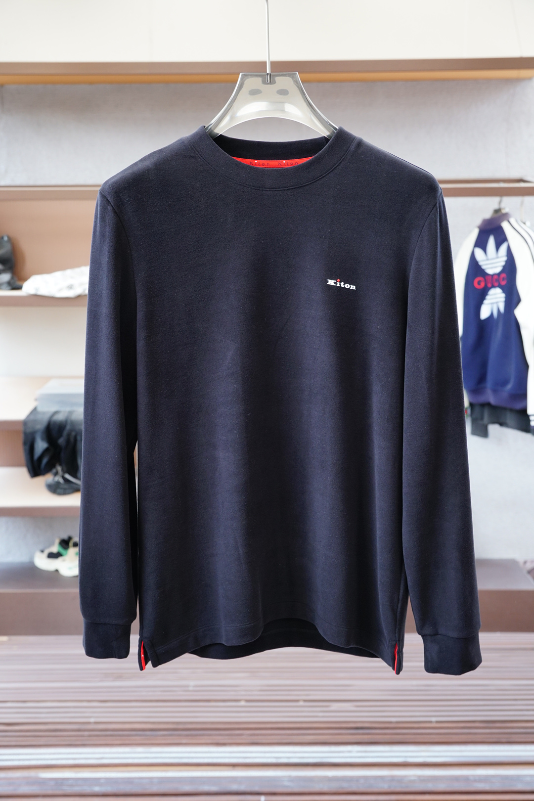 NO:525116,Kiton-2025FW new product is on the market. High-quality trend trend vane. Selected customized high-end horse cotton wool fabric. Soft and delicate touch. No skin-friendly. Sticky bottom edge design. Strong inclusiveness. Low-key and luxurious contrasting craftsmanship. Fine needle-like movement. The overall lines of ready-made garments are smooth and not crooked. Collar ring thread knitted fabric. High elasticity and comfort. Special style and tailoring. Comprehensive ergonomics. The inside and outside are OK. Different from market currency. No comparison. Simple and fashionable modern trend. Super high cost-effectiveness. Quality control texture and details are analogous to the first-tier brand factories. Recommended liver (bottoming series) Code number M-3XL,,alexander wang19860909Kiton-奇顿-2025FW新品火爆上市啦 高品质量潮流风向标 精选定制高端匹马棉磨毛面料 触感柔软细腻亲肤 底部散边设计不勒身 包容性强 撞色工艺低调奢华 精细针法走位 成衣整体线条流畅不歪斜 领圈螺纹针织面料 弹性大舒适度高 版型特调剪裁综合人体工学 内搭外穿都OK 区别市场通货 不俱比较 简约时尚现代潮流 超高性价比 品控质感细节类比超一线品牌工厂 爆肝推荐（打底系列） 码数M-3XL,,alexander wang,Men's clothing