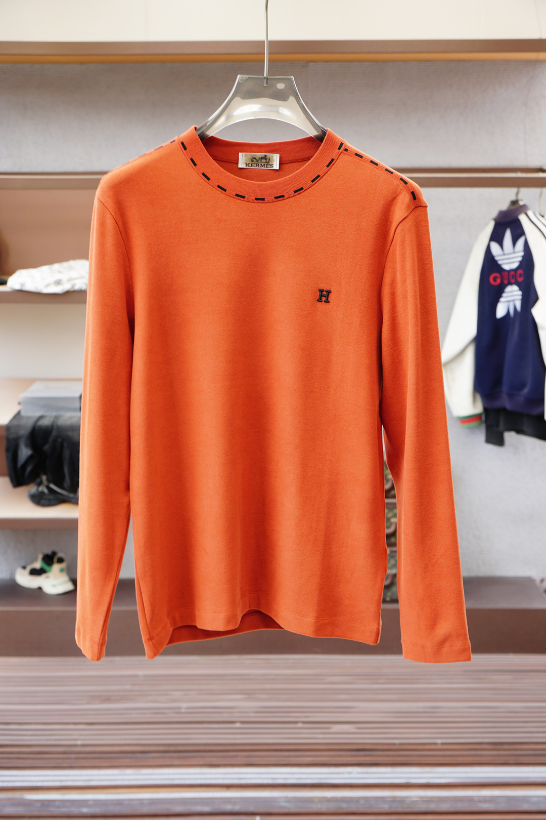 NO:525113,Hermes/2025FW new product is on the market. High-quality trendy trendy vane. Selected customized high-end horse cotton fabric. Soft and delicate touch. No skin-friendly. Sticky bottom edge design. Strong inclusiveness. Low-key and luxurious contrasting craftsmanship. Fine needle-like movement. The overall lines of ready-made garments are smooth and not crooked. Collar ring thread knitted fabric. High elasticity and comfort. Special style and tailoring. Comprehensive ergonomics. The inside and outside are OK. Different from market currency. No comparison. Simple and fashionable modern trend. Super high cost-effectiveness. Quality control texture and details are analogous to the first-tier brand factories. Recommended liver (bottoming series) Code number M-3XL,, hermes, hermes, alexander wang.19860909Hermes爱马仕/2025FW新品火爆上市啦 高品质量潮流风向标 精选定制高端匹马棉面料 触感柔软细腻亲肤 底部散边设计不勒身 包容性强 撞色工艺低调奢华 精细针法走位 成衣整体线条流畅不歪斜 领圈螺纹针织面料 弹性大舒适度高 版型特调剪裁综合人体工学 内搭外穿都OK 区别市场通货 不俱比较 简约时尚现代潮流 超高性价比 品控质感细节类比超一线品牌工厂 爆肝推荐（打底系列） 码数M-3XL,,hermes,hermes,alexander wang,Men's clothing