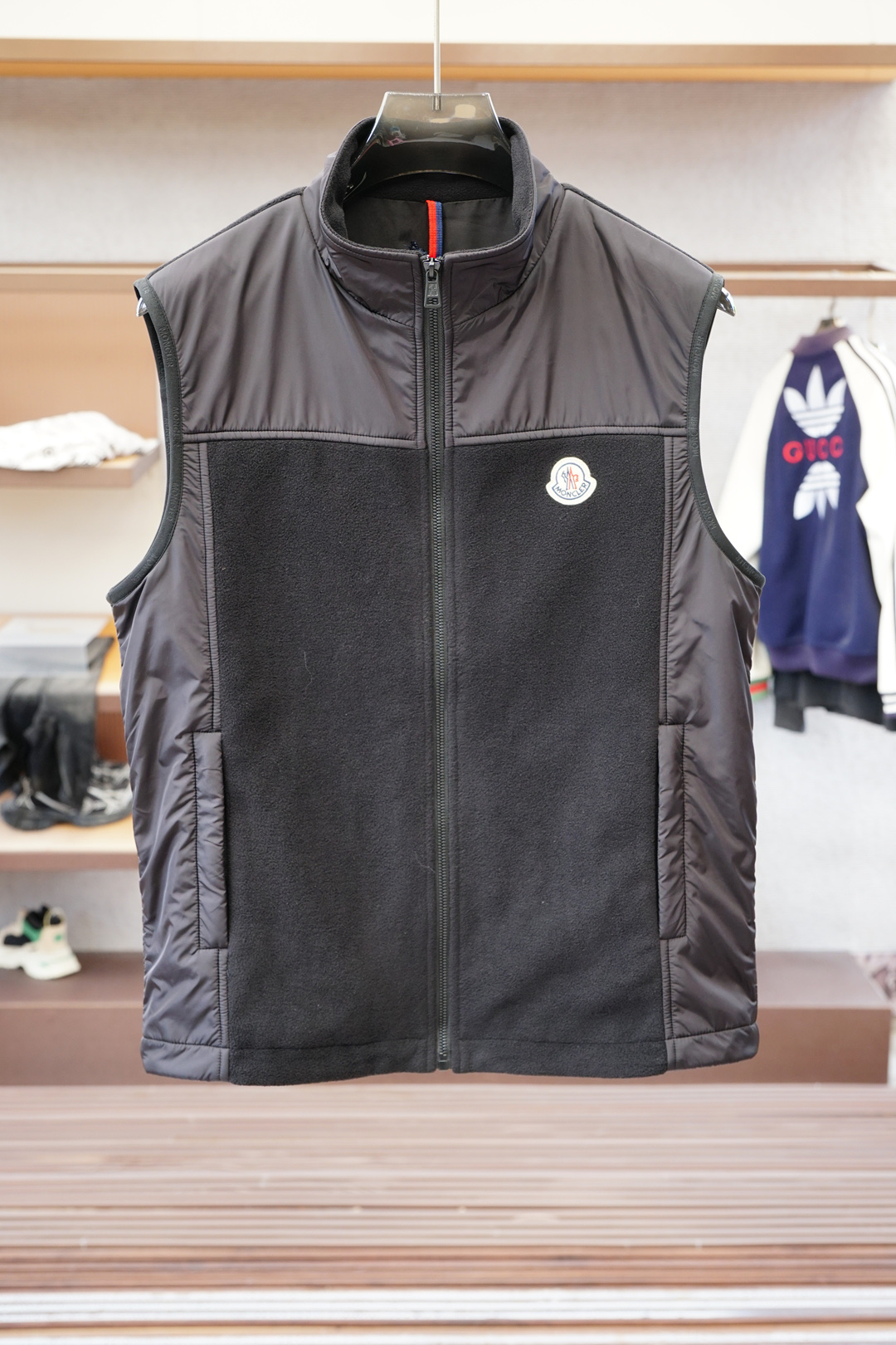 NO:525115,The masked vest for 2025 autumn and winter. The front is made of wool viscose fiber polyester fiber blend material, bringing a soft and warm body feel of wool texture, making it look high-end and simple. The dark three-dimensional embroidered thread shield logo, classic accessories logo, offering Italian luxury experience. The reverse side is hydrophobic windproof material, delicate details, same color sewing thread, bringing minimalist fashionable outfit touch. The slightly expanded business style brings an excellent dressing experience, a must-have for wardrobe wear in autumn and winter. Color black Size M-3XL, Moncler, alexander wang19860909蒙口/2025 秋冬季新款马甲. 正面采用羊毛 粘纤 聚酯纤维混纺材质,带来毛质感的柔软保暖体感,倍显高档简约.暗色立体绣线盾牌徽标,配饰经典徽标,敬献意式奢华体验.反面疏水防风材质,细节精致细腻同色衍缝车线,带来极简主义的时尚穿搭触觉.微扩轻商务版型,带来极佳穿着体验,秋冬季衣橱穿搭必备. 颜色黑色 尺码M-3XL,,Moncler,alexander wang,Men's clothing