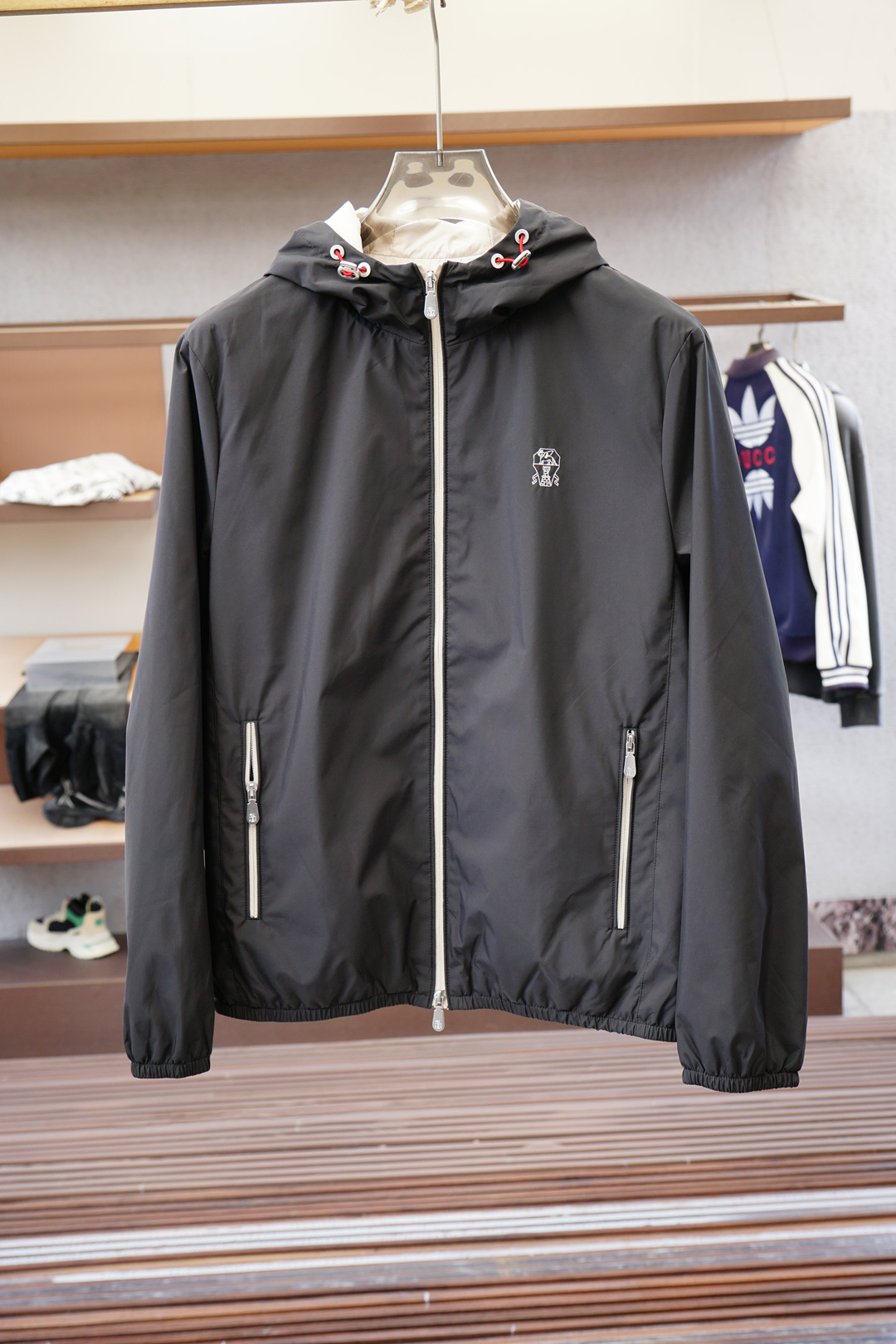 NO:525133,Bruti - BC-2025 autumn and winter new series # Opens new ways to wear autumn and winter outfits, new autumn and winter jackets 2025 latest series, classic polyester fiber material, obliquely cut and spliced ​​back large body cloth, odorizing the combination of Italian luxury cutting and top fashion design, the upper body presents a loose and not bloated refreshing effect. Full satin lining, classic bright green contrasting color wrapping rollers inside, mature craftsmanship shows the beauty of elegance and delicateness. Spliced ​​elastic threaded hem, low-key and fashionable, within reach. Color black and white Size M-3XL,, jackets & coats, alexander wang19860909布鲁提- BC-2025秋冬新款系列# 开启秋冬穿搭新玩法,秋冬新款外套 2025最新系列,经典的聚酯纤维材质,斜裁拼接后幅大身布,体味意式奢华裁剪与顶尖时尚设计的结合,上身呈现宽松不臃肿的清爽效果.全缎面里布,内里经典亮绿撞色包边滚条,成熟工艺尽显优雅与细腻之美.拼接弹力螺纹下摆,低调时尚,触手可及. 颜色黑色白色 尺码M-3XL,,jackets & coats,alexander wang,Men's clothing