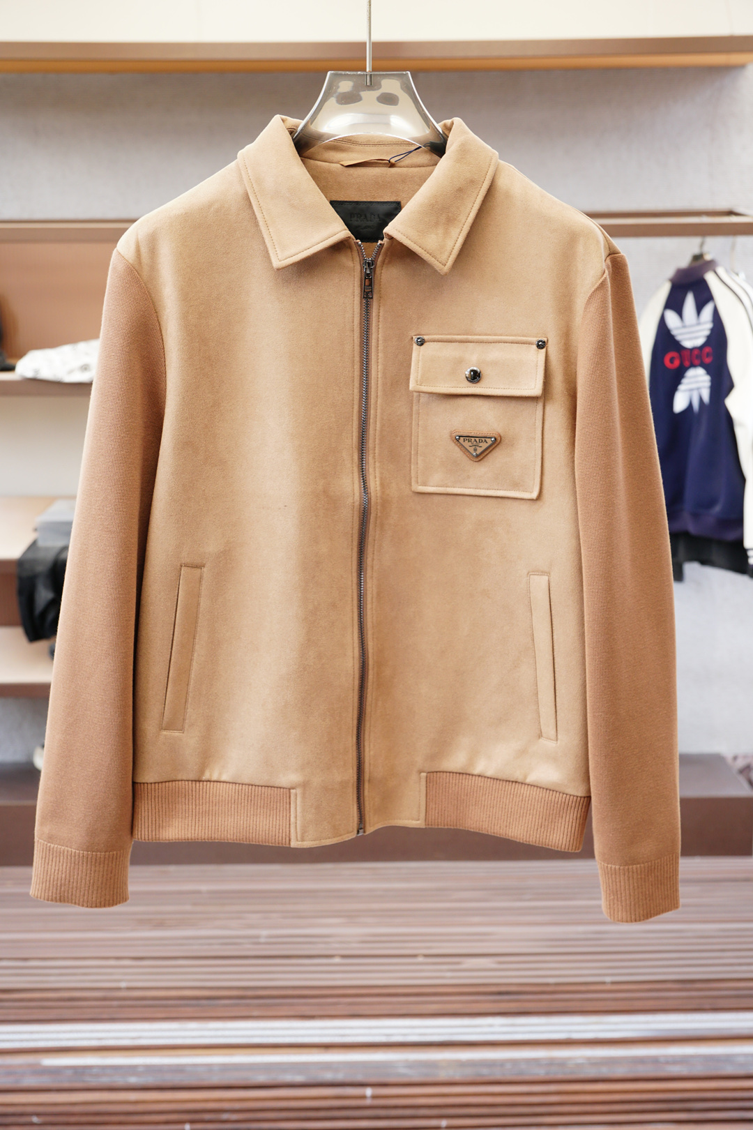 NO:525136,Prada - Autumn and Winter New Series 2025 Business Casual Baseball Collar Imitation Suede Fabric, with clear texture and lattice material combined with technological plating, bringing windproof, hydrophobic and soft wear. Design-like storage and wearable hats, combined with multiple glue zippers and waterproof storage inner bags, easily solve the trouble of light travel when going out. Fashion micro-expanded style, multiple computer printed text patterns. The rear cut is spliced, and the upper body is not bloated. It is dedicated to the new 25 autumn and winter fashion works. Color black and blue Size M-3XL,,prada,prada,chamois leather,hats,alexander wang19860909Prada普拉达-秋冬新款系列2025商务休闲棒球领仿麂皮面料,经纬线分明的材质结合科技镀层,带来防风疏水同时柔软穿着的特性.设计感的可收纳戴帽,配合多处压胶拉链及防水收纳内袋,轻松解决出门轻行的烦恼.时尚微扩版型,多重电脑印花文字图案.立裁后片拼接,上身不臃肿,敬献25秋冬时尚新作. 颜色黑色蓝色 尺码M-3XL,,prada,prada,chamois leather,hats,alexander wang,Men's clothing