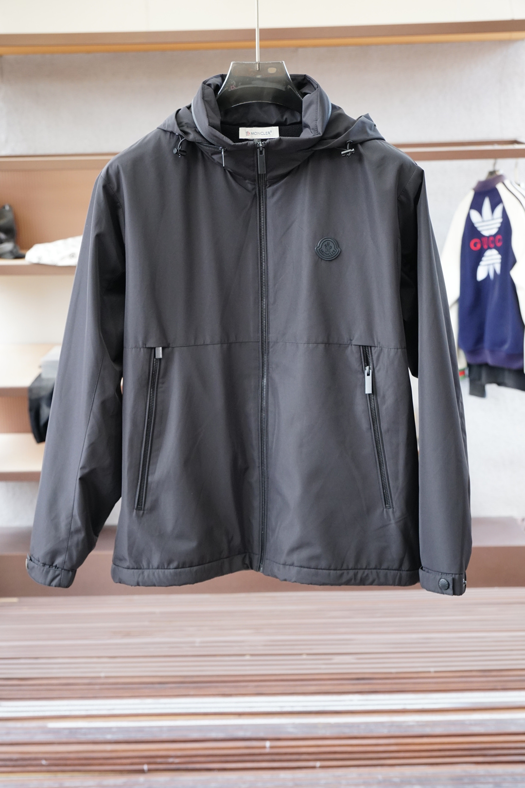 NO:525130,The 2025 autumn and winter new series # Opens up new ways to wear autumn and winter outfits, the 2025 latest series, classic polyester fiber material, obliquely cut and spliced ​​back large body cloth, odorizing the combination of Italian luxury cutting and top fashion design, the upper body presents a loose and not bloated refreshing effect. The full satin lining, classic bright green contrasting colored edge rollers inside, mature craftsmanship shows the beauty of elegance and delicateness. The spliced ​​elastic threaded hem is low-key and fashionable, within reach. Color black Size M-3XL, Moncler, jackets & coats, alexander wang19860909蒙口-2025秋冬新款系列# 开启秋冬穿搭新玩法,秋冬新款外套 2025最新系列,经典的聚酯纤维材质,斜裁拼接后幅大身布,体味意式奢华裁剪与顶尖时尚设计的结合,上身呈现宽松不臃肿的清爽效果.全缎面里布,内里经典亮绿撞色包边滚条,成熟工艺尽显优雅与细腻之美.拼接弹力螺纹下摆,低调时尚,触手可及. 颜色黑色 尺码M-3XL,,Moncler,jackets & coats,alexander wang,Men's clothing