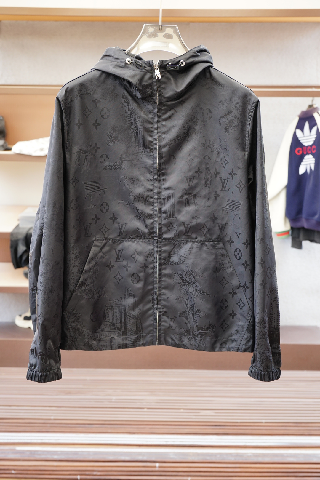 NO:525143,LV/Wind Coat Jacket) L family men's fashion style lightweight double-sided jacquard jacket, Hong Kong foreign company channel goods, high-end tasting products, official cabinet main promotion display, 25-year early spring new products, star-grade hot products!  The overall design style has a strong Philippine label. Creative Director Pharrell Williams has injected new elements into the office. The body uses the collection logo Marque L. Vuitton Déposée and classic chessboard pattern elements, perfectly mixed and shaped, with a distinctive recognition, a profound fashion charm, and also a soul-like display!  The overall shape is designed with a double-sided combination. On the one hand, it uses classic checkerboard elements, a very recognizable woven pattern, a strong retro and fashionable tone, and on the other hand, it is an iconic signature presbyterian element. Both pattern designs highlight the brand identity and are a soul-like embellishment!  The model dominated by fabrics and craftsmanship, Japan Toray customized high-tech functional fabrics, which have excellent wind and waterproof properties, can effectively block wind and rain. After special processing, it has excellent wrinkle resistance and wear resistance, and at the same time it has excellent breathability. The texture is extremely delicate and slightly smooth, and there is no doubt about comfort!  The details are exquisite and exquisite, and the auxiliary materials are exclusively customized. The unique bronze zipper is very important. The fashionable hooded design is full of upper body shapes and is a jacket that easily highlights temperament and tastes. The fashionable styling design provides strong shaping. It is both urban business commuting and leisure, and can easily control various body shapes, which meet the needs of the transition season!  Size M-3XL,,,louis vuitton,louis vuitton,jackets & coats,jackets & coats,hats,alexander wang19860909LV/风衣夹克）L家族男士时装款轻便双面提花夹克外套,香港洋行渠道货,高端品鉴级产物,官柜主推展示,25年早春新品,明星级爆款！ 整体的设计风格有着强烈的菲董标签,创意总监Pharrell Williams的上任注入了全新的元素,衣身运用了典藏标识Marque L. Vuitton Déposée及经典棋盘格图案元素,完美混搭融合塑造,辨识度颇为鲜明,颇具深厚的时装韵味,同时亦属于灵魂式的彰显！ 整体采用造型采用双面组合设计,一面运用了经典棋盘格元素,非常具有辨识度的色织图案,颇浓浓的复古时髦腔调,一面为标志性招牌老花元素,两面图案设计皆彰显了品牌身份,属于灵魂式的点缀！ 以面料和工艺为主导的款,日本东丽公司订制高科技功能性面料,具备卓越的防风防水属性,能够有效阻挡风雨侵袭,经过特殊工艺处理,有着优良的抗皱性和耐磨性,同时又兼具优越的透气性,质感极为细腻略带光滑,舒适性方面毋庸置疑！ 细节精湛考究,辅料皆为专属定制,个性十足的古铜拉链非常加分,时尚连帽的设计,上身型款十足,极易凸显气质品味的一款夹克,时髦造型设计提供了极强的塑造性,都市商务通勤与休闲兼备,轻松驾驭各种身型,符合穿搭符合过渡季的需求单品！ 尺码M-3XL,,,louis vuitton,louis vuitton,jackets & coats,jackets & coats,hats,alexander wang,Men's clothing