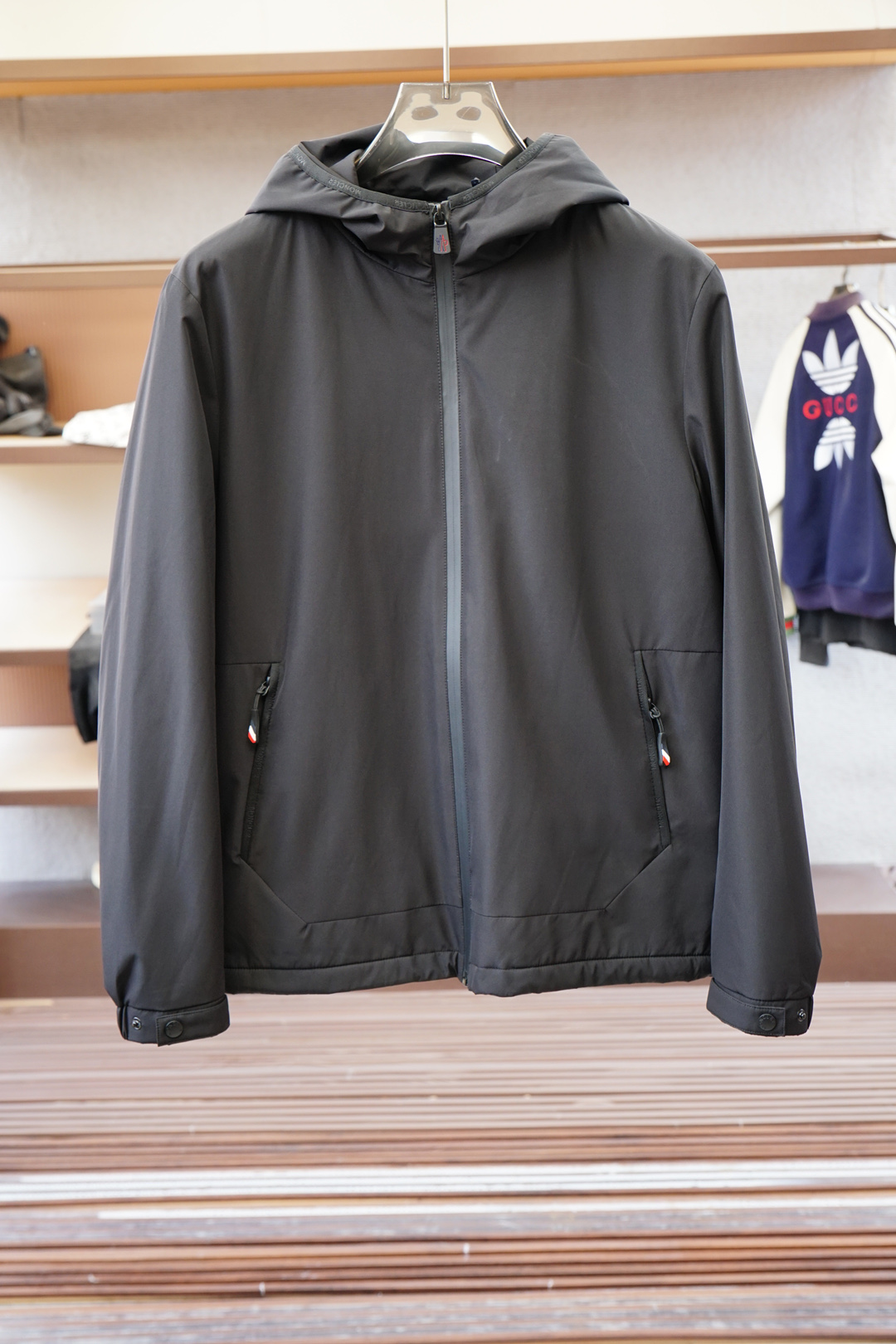 NO:541033,The 2025 autumn and winter new series # Opens up new ways to wear autumn and winter outfits, the 2025 latest series, classic polyester fiber material, obliquely cut and spliced ​​back large body cloth, odorizing the combination of Italian luxury cutting and top fashion design, the upper body presents a loose and not bloated refreshing effect. The full satin lining, classic bright green contrasting colored edge rollers inside, mature craftsmanship shows the beauty of elegance and delicateness. The spliced ​​elastic threaded hem is low-key and fashionable, within reach. Color black Size M-3XL, Moncler, jackets & coats, alexander wang19860909蒙口-2025秋冬新款系列# 开启秋冬穿搭新玩法,秋冬新款外套 2025最新系列,经典的聚酯纤维材质,斜裁拼接后幅大身布,体味意式奢华裁剪与顶尖时尚设计的结合,上身呈现宽松不臃肿的清爽效果.全缎面里布,内里经典亮绿撞色包边滚条,成熟工艺尽显优雅与细腻之美.拼接弹力螺纹下摆,低调时尚,触手可及. 颜色黑色 尺码M-3XL,,Moncler,jackets & coats,alexander wang,Men's clothing