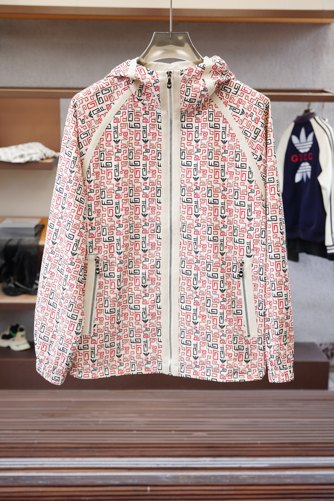 NO:525124,Mask-2025 family men's fashion lightweight printed jacket, Hong Kong foreign company channel goods, high-end tasting products, official cabinet main promotion display, 25-year early spring new products, star-grade hot products!  The overall design style has a strong Fidong label. Creative Director P injects new elements, and the clothes are made of the latest pattern elements, perfectly mixed and shaped, with a distinct recognition, a profound fashion charm, and also a soul-like display!  The overall shape is designed with a double-sided combination. On the one hand, it uses classic checkerboard elements, a very recognizable woven pattern, a strong retro and fashionable tone, and on the other hand, it is an iconic signature presbyterian element. Both pattern designs highlight the brand identity and are a soul-like embellishment!  The model dominated by fabrics and craftsmanship, Japan Toray customized high-tech functional fabrics, which have excellent wind and waterproof properties, can effectively block wind and rain. After special processing, it has excellent wrinkle resistance and wear resistance, and at the same time it has excellent breathability. The texture is extremely delicate and slightly smooth, and there is no doubt about comfort!  The details are exquisite and exquisite, and the auxiliary materials are exclusively customized. The unique bronze zipper is very important. The fashionable hooded design is full of upper body shapes and is a jacket that can easily highlight the temperament and taste. The fashionable styling design provides strong shaping. It is both urban business commuting and leisure, and can easily control various body shapes, which meet the needs of the transition season!  Size S-XL, Moncler, jackets & coats, jackets & coats, hats, alexander wang19860909蒙口-2025家族男士时装款轻便印花夹克外套,香港洋行渠道货,高端品鉴级产物,官柜主推展示,25年早春新品,明星级爆款！ 整体的设计风格有着强烈的菲董标签,创意总监P注入全新的元素,衣身运用了最新图案元素,完美混搭融合塑造,辨识度颇为鲜明,颇具深厚的时装韵味,同时亦属于灵魂式的彰显！ 整体采用造型采用双面组合设计,一面运用了经典棋盘格元素,非常具有辨识度的色织图案,颇浓浓的复古时髦腔调,一面为标志性招牌老花元素,两面图案设计皆彰显了品牌身份,属于灵魂式的点缀！ 以面料和工艺为主导的款,日本东丽公司订制高科技功能性面料,具备卓越的防风防水属性,能够有效阻挡风雨侵袭,经过特殊工艺处理,有着优良的抗皱性和耐磨性,同时又兼具优越的透气性,质感极为细腻略带光滑,舒适性方面毋庸置疑！ 细节精湛考究,辅料皆为专属定制,个性十足的古铜拉链非常加分,时尚连帽的设计,上身型款十足,极易凸显气质品味的一款夹克,时髦造型设计提供了极强的塑造性,都市商务通勤与休闲兼备,轻松驾驭各种身型,符合穿搭符合过渡季的需求单品！ 尺码S-XL,,Moncler,jackets & coats,jackets & coats,hats,alexander wang,Men's clothing