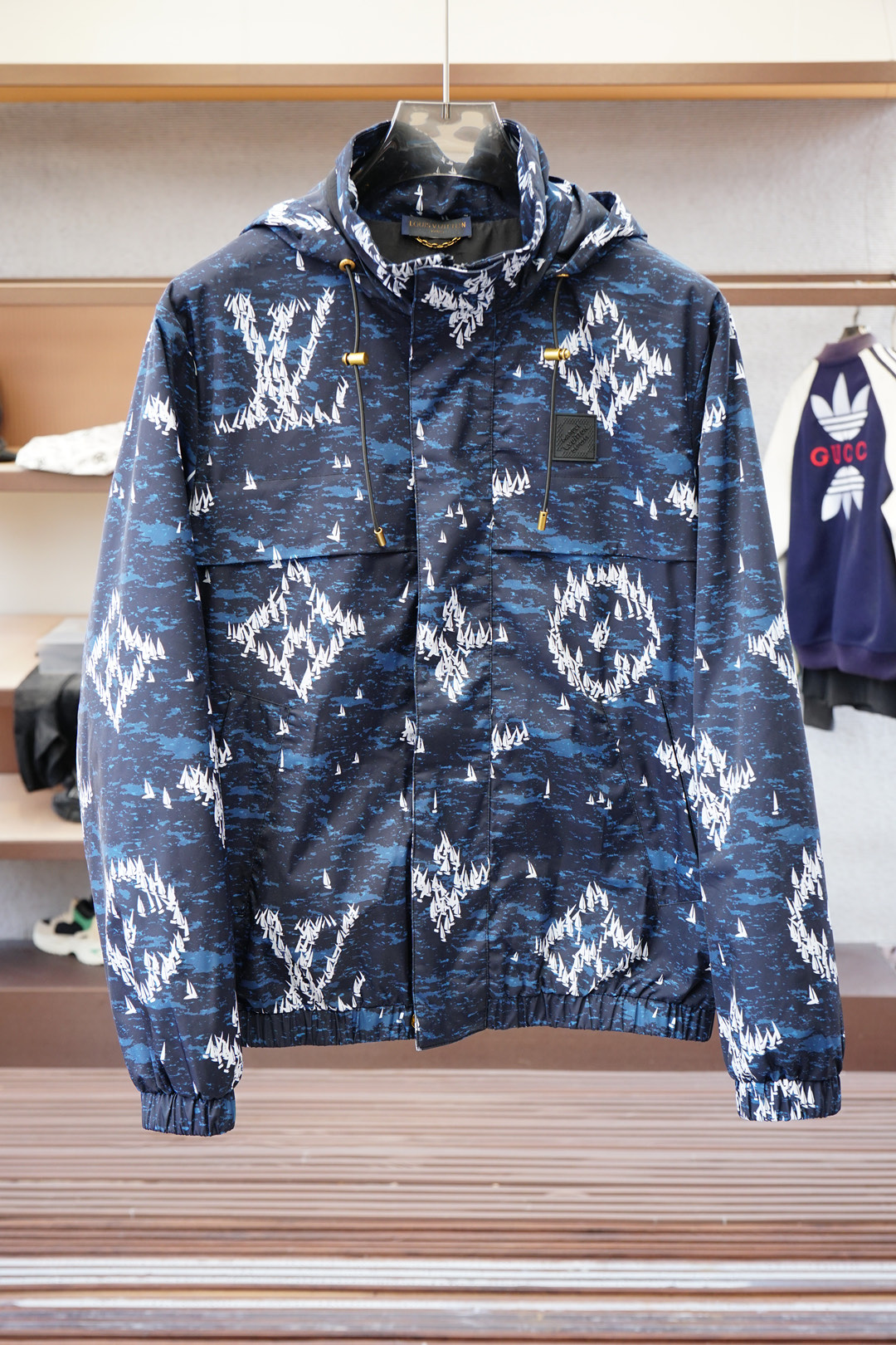 NO:525121,LV/Wind Coat Jacket) L family men's fashion style lightweight double-sided jacquard jacket, Hong Kong foreign company channel goods, high-end tasting products, official cabinet main promotion display, 25-year early spring new products, star-grade hot products!  The overall design style has a strong Philippine label. Creative Director Pharrell Williams has injected new elements into the office. The body uses the collection logo Marque L. Vuitton Déposée and classic chessboard pattern elements, perfectly mixed and shaped, with a distinctive recognition, a profound fashion charm, and also a soul-like display!  The overall shape is designed with a double-sided combination. On the one hand, it uses classic checkerboard elements, a very recognizable woven pattern, a strong retro and fashionable tone, and on the other hand, it is an iconic signature presbyterian element. Both pattern designs highlight the brand identity and are a soul-like embellishment!  The model dominated by fabrics and craftsmanship, Japan Toray customized high-tech functional fabrics, which have excellent wind and waterproof properties, can effectively block wind and rain. After special processing, it has excellent wrinkle resistance and wear resistance, and at the same time it has excellent breathability. The texture is extremely delicate and slightly smooth, and there is no doubt about comfort!  The details are exquisite and exquisite, and the auxiliary materials are exclusively customized. The unique bronze zipper is very important. The fashionable hooded design is full of upper body shapes and is a jacket that can easily highlight the temperament and taste. The fashionable styling design provides strong shaping. It is both urban business commuting and leisure, and can easily control various body shapes, which meet the needs of the transition season!  Size M-3XL., louis vuitton,louis vuitton,jackets & coats,jackets & coats,hats,alexander wang19860909LV/风衣夹克）L家族男士时装款轻便双面提花夹克外套,香港洋行渠道货,高端品鉴级产物,官柜主推展示,25年早春新品,明星级爆款！ 整体的设计风格有着强烈的菲董标签,创意总监Pharrell Williams的上任注入了全新的元素,衣身运用了典藏标识Marque L. Vuitton Déposée及经典棋盘格图案元素,完美混搭融合塑造,辨识度颇为鲜明,颇具深厚的时装韵味,同时亦属于灵魂式的彰显！ 整体采用造型采用双面组合设计,一面运用了经典棋盘格元素,非常具有辨识度的色织图案,颇浓浓的复古时髦腔调,一面为标志性招牌老花元素,两面图案设计皆彰显了品牌身份,属于灵魂式的点缀！ 以面料和工艺为主导的款,日本东丽公司订制高科技功能性面料,具备卓越的防风防水属性,能够有效阻挡风雨侵袭,经过特殊工艺处理,有着优良的抗皱性和耐磨性,同时又兼具优越的透气性,质感极为细腻略带光滑,舒适性方面毋庸置疑！ 细节精湛考究,辅料皆为专属定制,个性十足的古铜拉链非常加分,时尚连帽的设计,上身型款十足,极易凸显气质品味的一款夹克,时髦造型设计提供了极强的塑造性,都市商务通勤与休闲兼备,轻松驾驭各种身型,符合穿搭符合过渡季的需求单品！ 尺码M-3XL.,,louis vuitton,louis vuitton,jackets & coats,jackets & coats,hats,alexander wang,Men's clothing