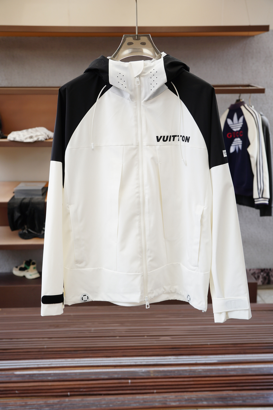 NO:525142,LV Louis Vuitton - 2025 autumn and winter new jacket, original 1:1 custom hardware accessories are fully imported original design, absolutely high quality, low-key luxury splicing color and logo have connotations, high-end and atmospheric fabrics, super comfortable to touch, essential items in early spring color black and white splicing, code number M-3XL,,louis vuitton,louis vuitton,jackets & coats,alexander wang19860909LV 路易威登-2025秋冬新款外套,原版1:1定制五金配件全进口原版设计,绝对的高品质,低调奢华拼接颜色加Logo有内涵,高端大气上档次的面料,手感超级舒服,早春必备单品 颜色黑白拼接 码数M-3XL,,louis vuitton,louis vuitton,jackets & coats,alexander wang,Men's clothing