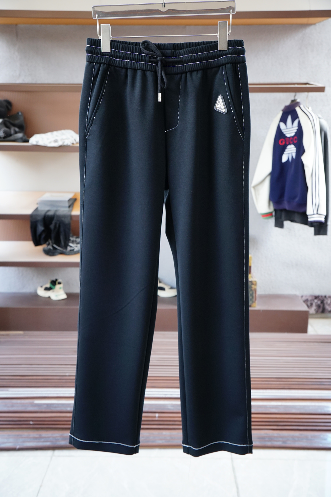 NO:525117,Valentino - The latest top-body style of 2025 autumn and winter men's casual pants is invincible!  This pants are very versatile, elastic waist, and can be worn for daily work. They are the perfect combination of fashionable and casual and outdoor sports, so whether you wear them normally or outdoors, they are your best choice. Extreme comfort and quick sweating are the most popular key points, improving the comfort of wearing and suitable for aerobics and trail running conditions. This style is a jogging casual pants with an extremely wide range of applications, allowing you to naturally maintain a love for sports in summer, or you can wear them in casual life. Size M-3XL, black color, valentino, alexander wang19860909华伦天奴- 2025 秋冬男士休闲裤最新款上身版型无敌正！ 绝对可以闭眼收的一款 此款裤子非常百搭,弹力腰围,日常上班 户外运动都可以穿着,是时尚休闲与户外运动的完美结合,所以无论您平时穿或者户外穿都是您的最佳选择. 极致舒适和快速排汗是备受青睐的重点,提升穿着舒适度,适合有氧运动和越野跑条件下穿着,此款是一件适用范围极其广泛的跑步休闲裤,让你在夏天自然可以保持对运动热爱,也可以在休闲生活中穿着 尺码M-3XL, 颜色黑色,,valentino,alexander wang,Men's clothing