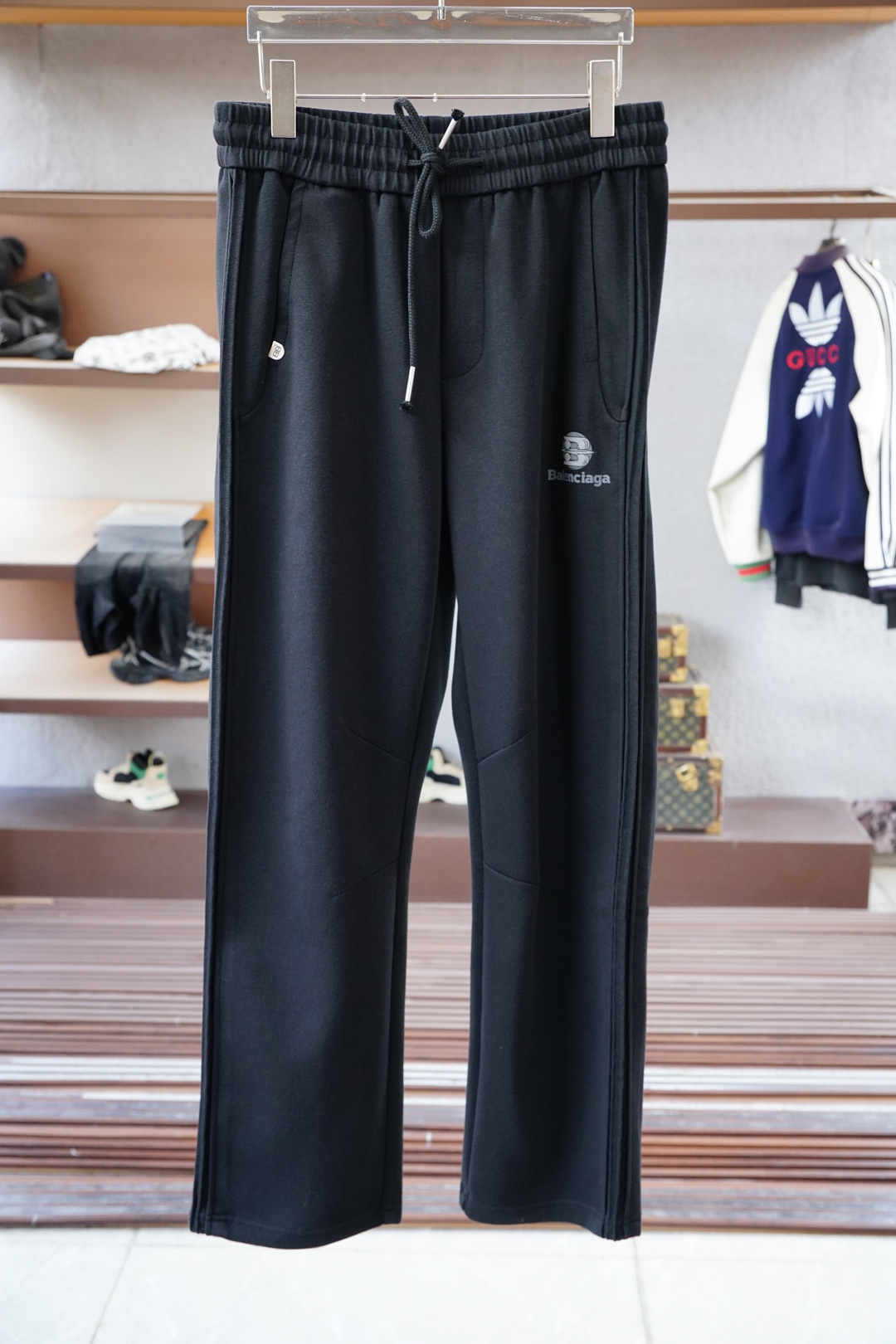 NO:525120,Balenciaga - 2025 autumn and winter men's casual pants have the latest style of the upper body invincible!  This pants are very versatile, elastic waist, and can be worn for daily work. They are the perfect combination of fashionable and casual and outdoor sports, so whether you wear them normally or outdoors, they are your best choice. Extreme comfort and quick sweating are the most popular key points, improving the comfort of wearing and suitable for aerobics and trail running conditions. This style is a jogging casual pants with an extremely wide range of applications, allowing you to naturally maintain a love for sports in summer, or you can wear them in casual life. Size M-3XL, black color, ,balenciaga, alexander wang19860909巴黎世家- 2025 秋冬男士休闲裤最新款上身版型无敌正！ 绝对可以闭眼收的一款 此款裤子非常百搭,弹力腰围,日常上班 户外运动都可以穿着,是时尚休闲与户外运动的完美结合,所以无论您平时穿或者户外穿都是您的最佳选择. 极致舒适和快速排汗是备受青睐的重点,提升穿着舒适度,适合有氧运动和越野跑条件下穿着,此款是一件适用范围极其广泛的跑步休闲裤,让你在夏天自然可以保持对运动热爱,也可以在休闲生活中穿着 尺码M-3XL, 颜色黑色,,balenciaga,alexander wang,Men's clothing