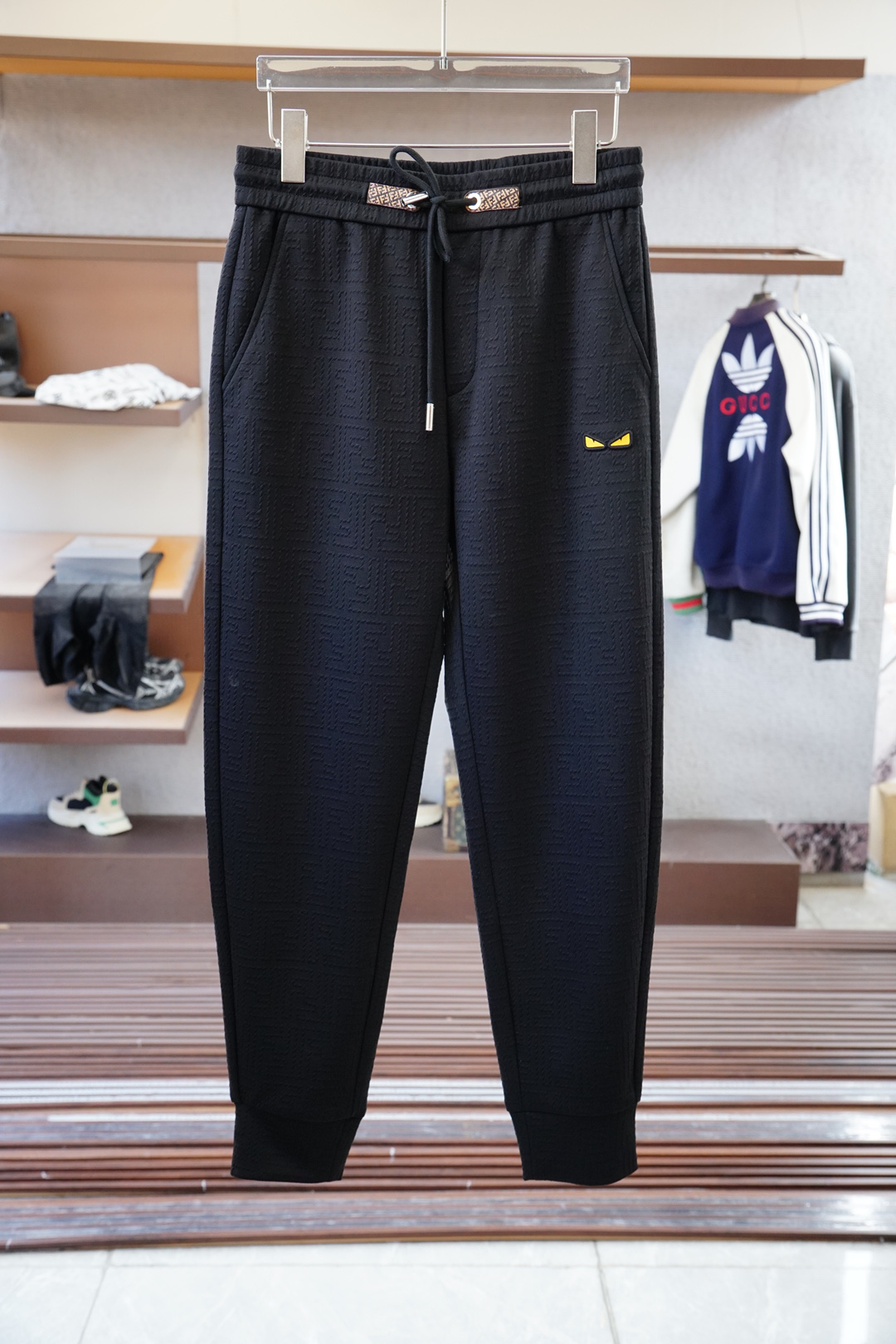 NO:525135,Fendi, Fendi/ 2025 autumn and winter men's casual pants have the latest style of the upper body style that is invincible!  This pants are very versatile, elastic waist, and can be worn for daily work. They are the perfect combination of fashionable and casual and outdoor sports, so whether you wear them normally or outdoors, they are your best choice. Extreme comfort and quick sweating are the most popular key points, improving the comfort of wearing and suitable for aerobics and trail running conditions. This style is a running casual pants with an extremely wide range of applications, allowing you to naturally maintain a love for sports in summer, or you can wear them in casual life. Size M-3XL, black color, fendi, fendi, alexander wang19860909Fendi,芬迪/ 2025 秋冬男士休闲裤最新款上身版型无敌正！ 绝对可以闭眼收的一款 此款裤子非常百搭,弹力腰围,日常上班 户外运动都可以穿着,是时尚休闲与户外运动的完美结合,所以无论您平时穿或者户外穿都是您的最佳选择. 极致舒适和快速排汗是备受青睐的重点,提升穿着舒适度,适合有氧运动和越野跑条件下穿着,此款是一件适用范围极其广泛的跑步休闲裤,让你在夏天自然可以保持对运动热爱,也可以在休闲生活中穿着 尺码M-3XL, 颜色黑色,,fendi,fendi,alexander wang,Men's clothing