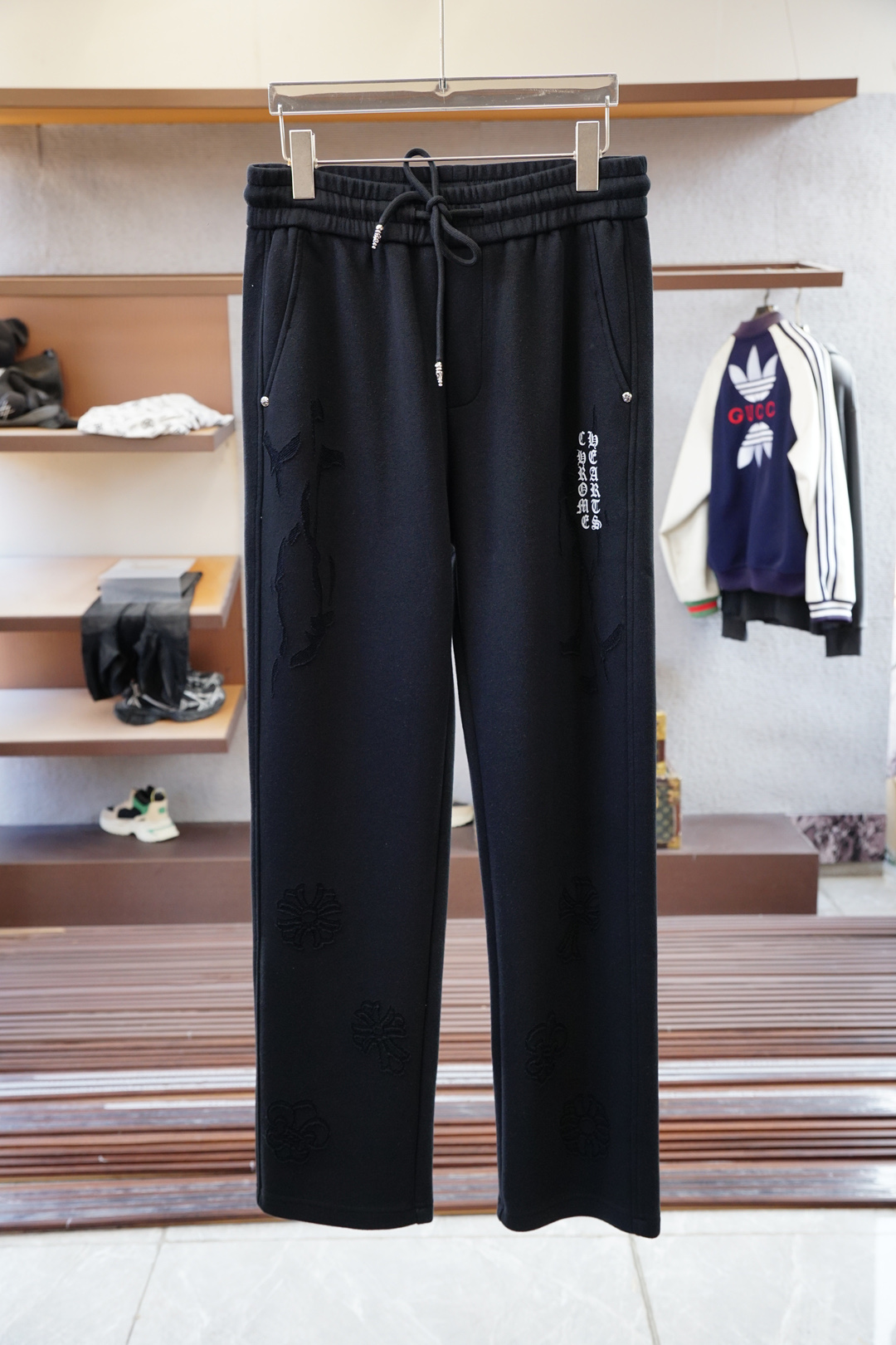 NO:525132,Croxin1 2025 autumn and winter men's casual pants are the latest style of the upper body invincible!  This pants are very versatile, elastic waist, and can be worn for daily work. They are the perfect combination of fashionable and casual and outdoor sports, so whether you wear them normally or outdoors, they are your best choice. Extreme comfort and quick sweating are the most popular key points, improving the comfort of wearing and suitable for aerobics and trail running conditions. This style is a jogging casual pants with an extremely wide range of applications, allowing you to naturally maintain a love for sports in summer, or you can wear them in casual life. Size M-3XL, color black gray, chrome hearts, alexander wang19860909克罗心1 2025 秋冬男士休闲裤最新款上身版型无敌正！ 绝对可以闭眼收的一款 此款裤子非常百搭,弹力腰围,日常上班 户外运动都可以穿着,是时尚休闲与户外运动的完美结合,所以无论您平时穿或者户外穿都是您的最佳选择. 极致舒适和快速排汗是备受青睐的重点,提升穿着舒适度,适合有氧运动和越野跑条件下穿着,此款是一件适用范围极其广泛的跑步休闲裤,让你在夏天自然可以保持对运动热爱,也可以在休闲生活中穿着 尺码M-3XL, 颜色黑色灰色,,chrome hearts,alexander wang,Men's clothing