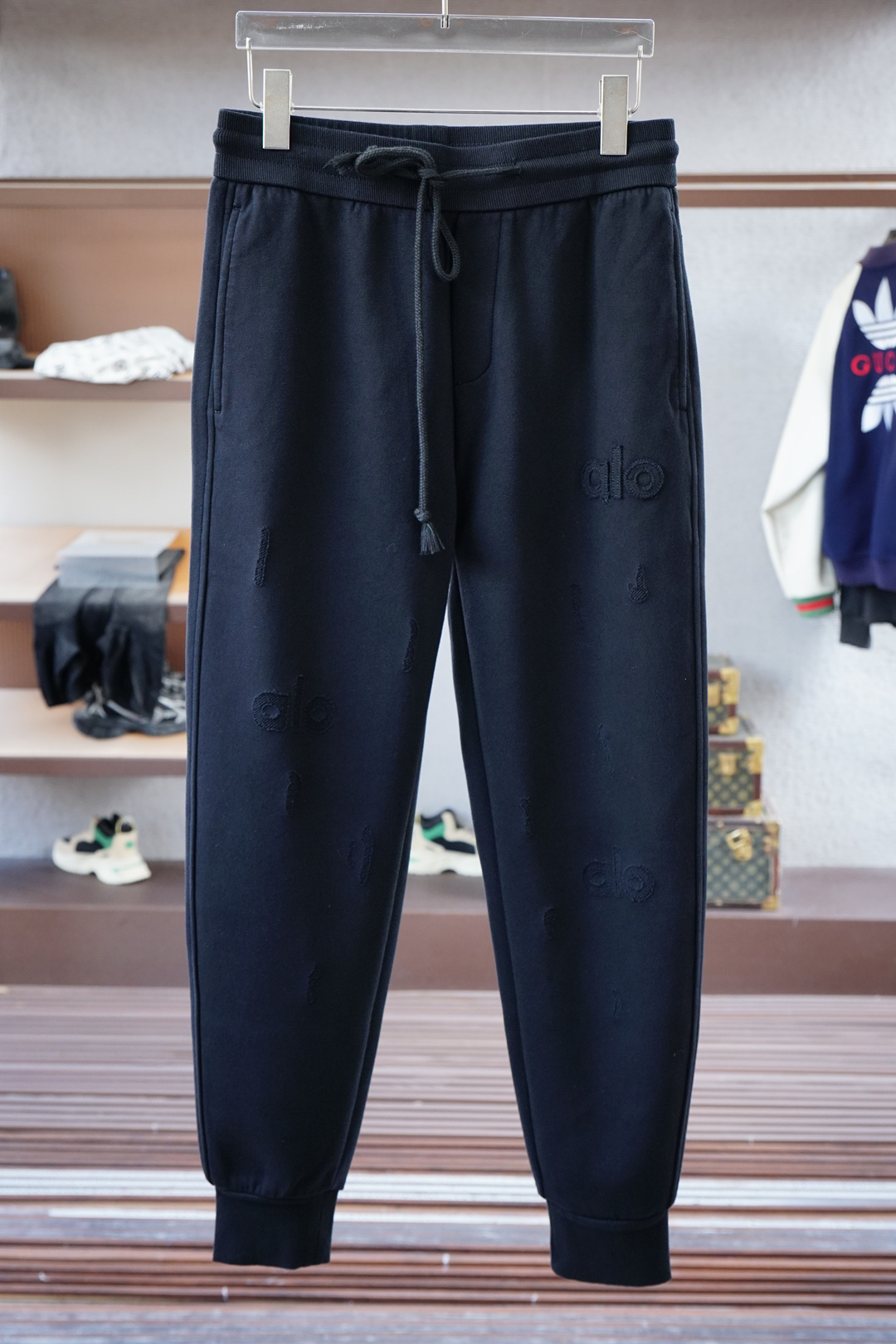 NO:525129,The silhouette is invincible in the 2025 autumn and winter men's casual pants!  This pants are very versatile, elastic waist, and can be worn for daily work. They are the perfect combination of fashionable and casual and outdoor sports, so whether you wear them normally or outdoors, they are your best choice. Extreme comfort and quick sweating are the most popular key points, improving the comfort of wearing and suitable for aerobics and trail running conditions. This style is a running casual pants with an extremely wide range of applications, allowing you to naturally maintain a love for sports in summer, or you can wear them in casual life. Size M-3XL, black color, Moncler, alexander wang19860909蒙口- 2025 秋冬男士休闲裤最新款上身版型无敌正！ 绝对可以闭眼收的一款 此款裤子非常百搭,弹力腰围,日常上班 户外运动都可以穿着,是时尚休闲与户外运动的完美结合,所以无论您平时穿或者户外穿都是您的最佳选择. 极致舒适和快速排汗是备受青睐的重点,提升穿着舒适度,适合有氧运动和越野跑条件下穿着,此款是一件适用范围极其广泛的跑步休闲裤,让你在夏天自然可以保持对运动热爱,也可以在休闲生活中穿着 尺码M-3XL, 颜色黑色,,Moncler,alexander wang,Men's clothing