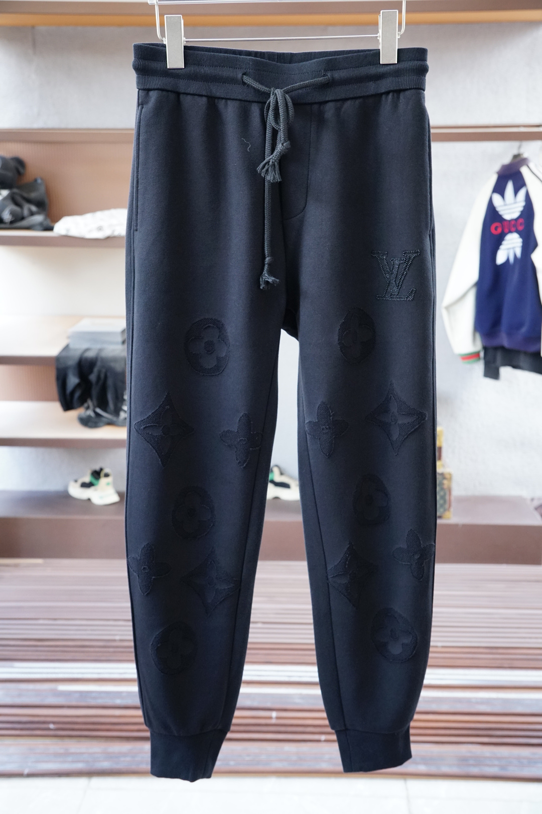 NO:525126,Lv Louis Vuitton - 2025 autumn and winter men's casual pants are the latest style of the upper body style that is invincible!  This pants are very versatile, elastic waist, and can be worn for daily work. They are the perfect combination of fashionable and casual and outdoor sports, so whether you wear them normally or outdoors, they are your best choice. Extreme comfort and quick sweating are the most popular key points, improving the comfort of wearing and suitable for aerobics and trail running conditions. This style is a jogging casual pants with an extremely wide range of applications, allowing you to naturally maintain a love for sports in summer, or you can wear them in casual life. Size M-3XL, black color,,louis vuitton,louis vuitton,alexander wang19860909Lv路易威登- 2025 秋冬男士休闲裤最新款上身版型无敌正！ 绝对可以闭眼收的一款 此款裤子非常百搭,弹力腰围,日常上班 户外运动都可以穿着,是时尚休闲与户外运动的完美结合,所以无论您平时穿或者户外穿都是您的最佳选择. 极致舒适和快速排汗是备受青睐的重点,提升穿着舒适度,适合有氧运动和越野跑条件下穿着,此款是一件适用范围极其广泛的跑步休闲裤,让你在夏天自然可以保持对运动热爱,也可以在休闲生活中穿着 尺码M-3XL, 颜色黑色,,louis vuitton,louis vuitton,alexander wang,Men's clothing