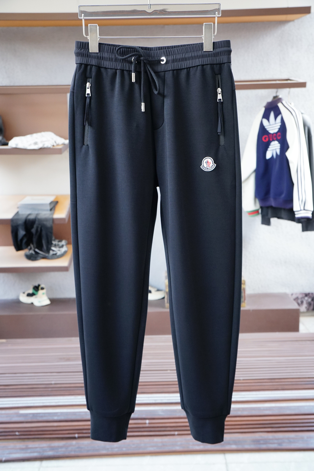 NO:525141,The latest style of the upper body style of the 2025 autumn and winter men's casual pants is invincible!  This pants are very versatile, elastic waist, and can be worn for daily work. They are the perfect combination of fashionable and casual and outdoor sports, so whether you wear them normally or outdoors, they are your best choice. Extreme comfort and quick sweating are the most popular key points, improving the comfort of wearing and suitable for aerobics and trail running conditions. This style is a running casual pants with an extremely wide range of applications, allowing you to naturally maintain a love for sports in summer, or you can wear them in casual life. Size M-3XL, black color, Moncler, alexander wang19860909蒙口/ 2025 秋冬男士休闲裤最新款上身版型无敌正！ 绝对可以闭眼收的一款 此款裤子非常百搭,弹力腰围,日常上班 户外运动都可以穿着,是时尚休闲与户外运动的完美结合,所以无论您平时穿或者户外穿都是您的最佳选择. 极致舒适和快速排汗是备受青睐的重点,提升穿着舒适度,适合有氧运动和越野跑条件下穿着,此款是一件适用范围极其广泛的跑步休闲裤,让你在夏天自然可以保持对运动热爱,也可以在休闲生活中穿着 尺码M-3XL, 颜色黑色,,Moncler,alexander wang,Men's clothing