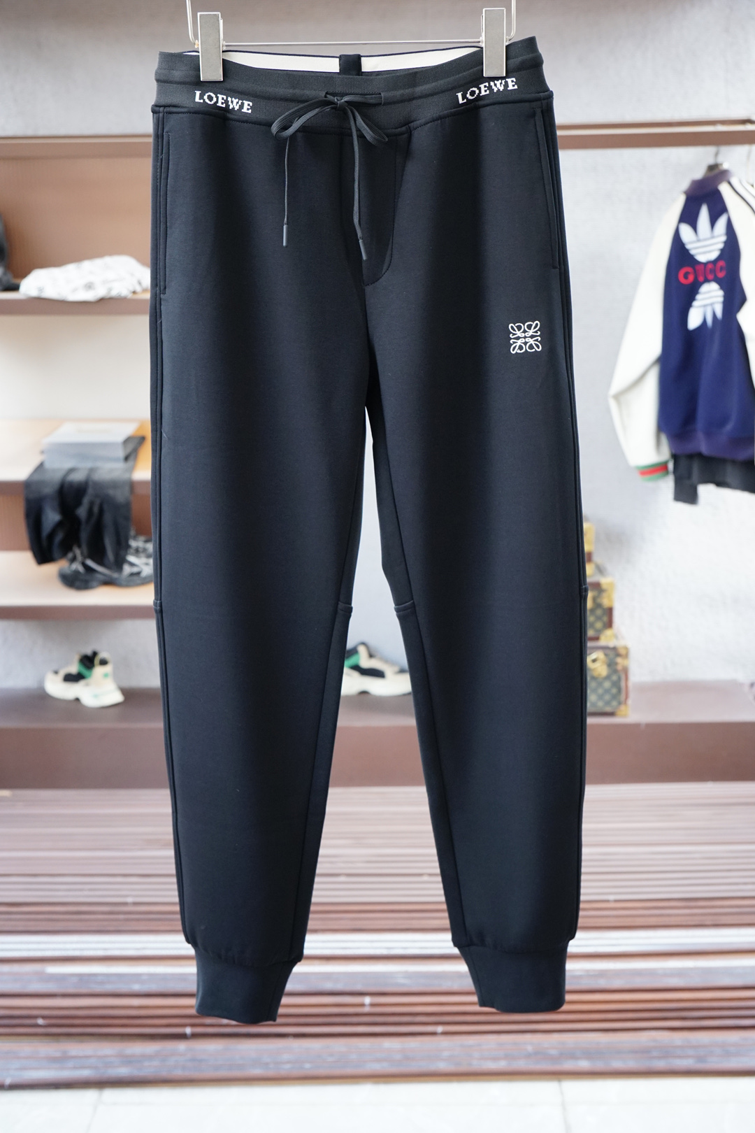 NO:525123,Loewe/2025 autumn and winter men's casual pants are the latest style of the upper body invincible!  This pants are very versatile, elastic waist, and can be worn for daily work. They are the perfect combination of fashionable and casual and outdoor sports, so whether you wear them normally or outdoors, they are your best choice. Extreme comfort and quick sweating are the most popular key points, improving the comfort of wearing and suitable for aerobics and trail running conditions. This style is a jogging casual pants with an extremely wide range of applications, allowing you to naturally maintain a love for sports in summer, or you can wear them in casual life. Size M-3XL, black color,,loewe,loewe,alexander wang19860909Loewe罗意威/ 2025 秋冬男士休闲裤最新款上身版型无敌正！ 绝对可以闭眼收的一款 此款裤子非常百搭,弹力腰围,日常上班 户外运动都可以穿着,是时尚休闲与户外运动的完美结合,所以无论您平时穿或者户外穿都是您的最佳选择. 极致舒适和快速排汗是备受青睐的重点,提升穿着舒适度,适合有氧运动和越野跑条件下穿着,此款是一件适用范围极其广泛的跑步休闲裤,让你在夏天自然可以保持对运动热爱,也可以在休闲生活中穿着 尺码M-3XL, 颜色黑色,,loewe,loewe,alexander wang,Men's clothing