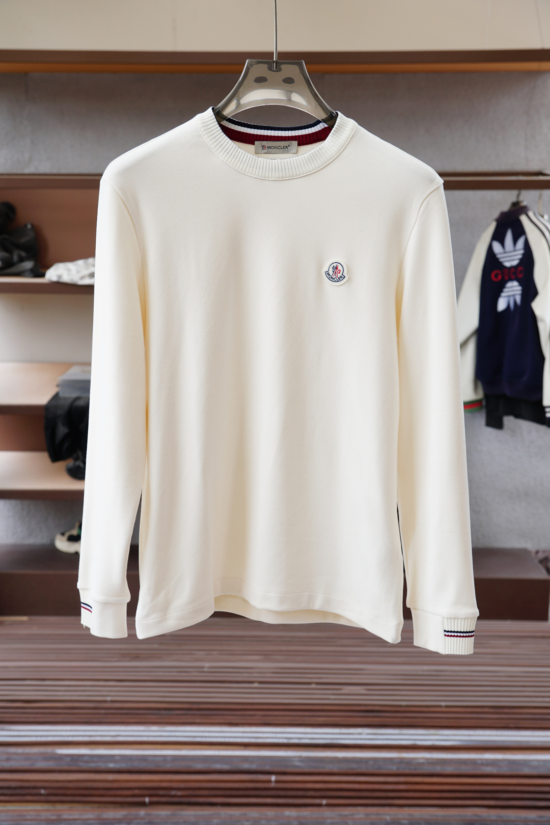 NO:525125,The new 2025FW product is on the market. High-quality trendy weather vane. Selected customized high-end horse cotton wool fabric. Soft and delicate touch. The bottom is loose and unscrewed. Strong inclusiveness. The contrasting color craftsmanship is low-key and luxurious. Fine needle movement. The overall line of the ready-made garment is smooth and not crooked. Collar ring thread knitted fabric. High elasticity and comfort. The style is special and tailored. It is OK to wear the inside and outside. Different from market currency. No comparison. Simple and fashionable modern trend. Super high cost-effectiveness. Quality control texture and details are analogous to the first-tier brand factories. Recommended liver (bottoming series) Code number M-3XL, Moncler, alexander wang.19860909蒙口-2025FW新品火爆上市啦 高品质量潮流风向标 精选定制高端匹马棉磨毛面料 触感柔软细腻亲肤 底部散边设计不勒身 包容性强 撞色工艺低调奢华 精细针法走位 成衣整体线条流畅不歪斜 领圈螺纹针织面料 弹性大舒适度高 版型特调剪裁综合人体工学 内搭外穿都OK 区别市场通货 不俱比较 简约时尚现代潮流 超高性价比 品控质感细节类比超一线品牌工厂 爆肝推荐（打底系列） 码数M-3XL,,Moncler,alexander wang,Men's clothing