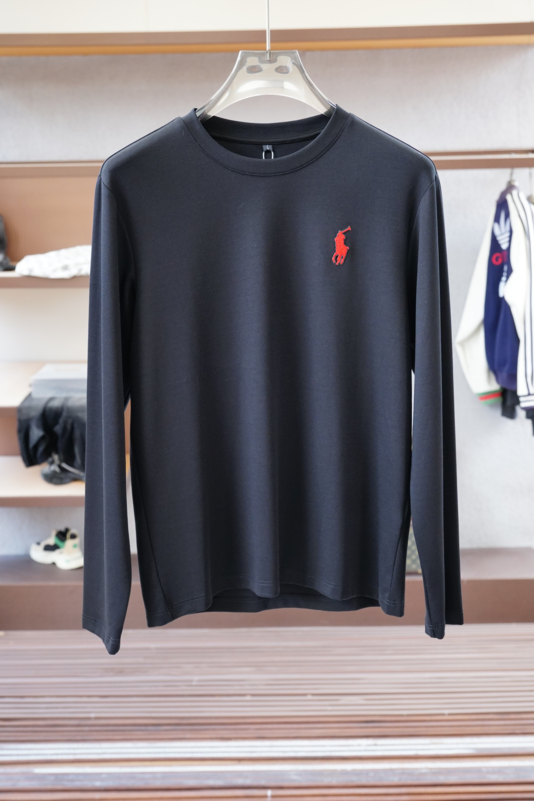 NO:526225,Polo- 2025 autumn and winter new product, classic 'LOGO embroidery basic round neck long-sleeved T-shirt base shirt for men! Trading company channels are rare, and it is sold simultaneously with GW. It is made of imported 26S double yarn pure cotton material. The fabric is thick and moderate, the texture is soft and dense, crisp and smooth, and the skin has good breathability and moisture absorption. It is matched with the same color dyed ribbed collar cuff splicing to increase the comfort to 100%. The classic LOGO embroidery design on the chest of the clothes, and the offset logo on the left cuff echoes the quality. The style cut is a slim style. It is very exquisite, showing the aura, and highlighting the exquisiteness of business men. This is the uniqueness, just right slim fit, the upper body effect is very good, size 48/M-56/3XL,,tees, t-shirt, alexander wang19860909Polo- 2025秋冬新品,男士胸前经典'LOGO刺绣基础款圆领长袖T恤打底衫！贸易公司渠道稀出,同步GW发售,选用客供进口26S双纱纯棉材质制成,面料厚实适中,质地柔软绵密、挺括垂顺,贴肤具有良好的透气吸湿性,搭配同缸色染罗纹领口袖口拼接,将舒适度提升到百分百,衣身胸前经典LOGO刺绣设计,,搭配左袖口处胶印徽标相呼应,品质的象征.版型剪裁属于修身款 非常精致,显气场,又会凸显商务男士的精致,这就是独到之处,恰到好处的修身,上身效果非常赞, 尺码48/M-56/3XL,,tees，t-shirt,alexander wang,Men's clothing