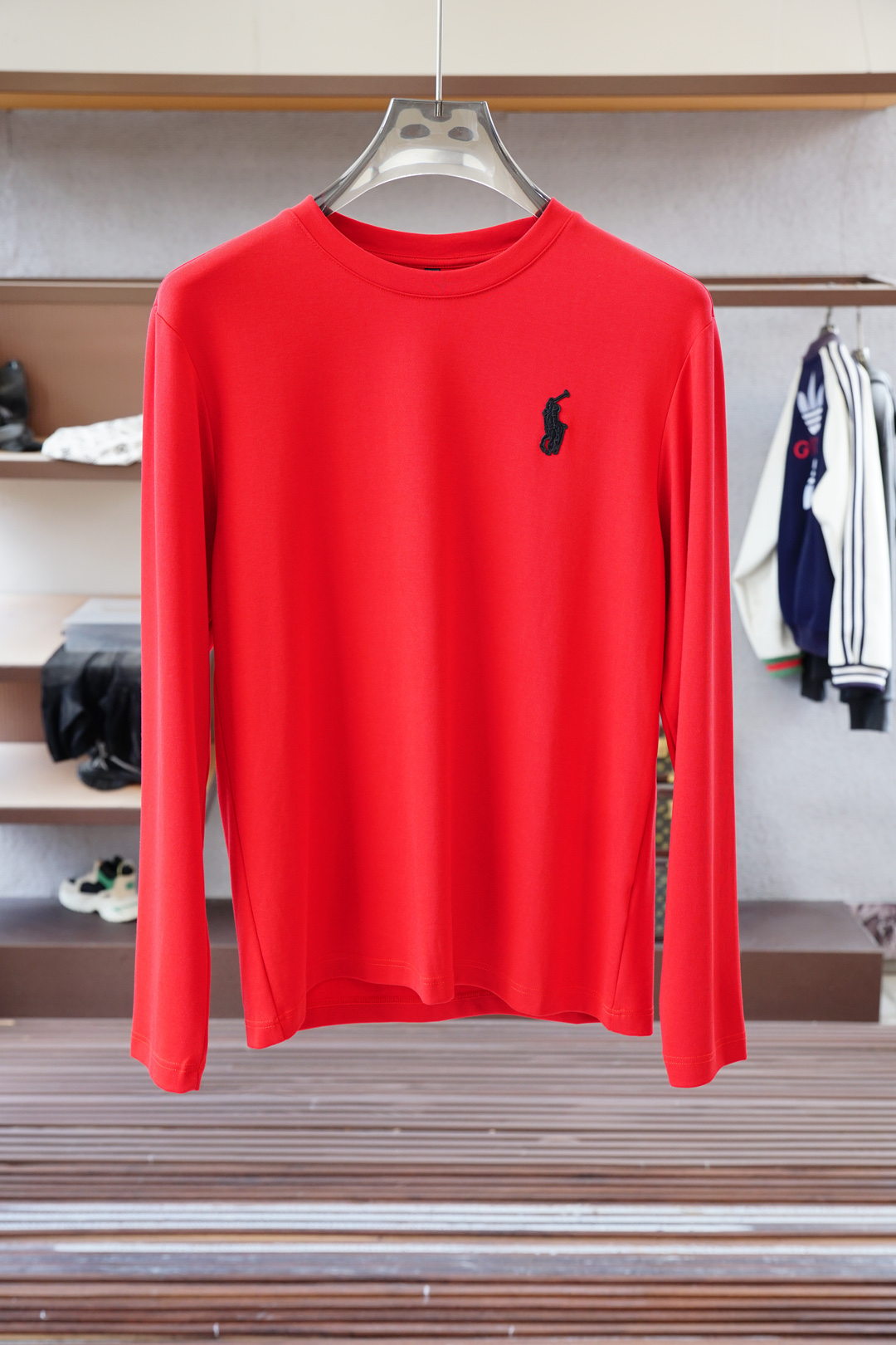 NO:526204,Polo/ 2025 autumn and winter new product, classic 'LOGO embroidery basic round neck long-sleeved T-shirt base shirt for men! Trading company channels are rare, and it is sold simultaneously with GW. It is made of imported 26S double yarn pure cotton material. The fabric is thick and moderate, the texture is soft and dense, crisp and smooth, and the skin has good breathability and moisture absorption. It is matched with the same color dyed ribbed collar cuff splicing to increase the comfort to 100%. The classic LOGO embroidery design on the chest of the clothes, and the offset logo on the left cuff echoes the quality. The style cut is a slim style. It is very exquisite, showing the aura, and highlighting the exquisiteness of business men. This is the uniqueness, just right slim fit, the upper body effect is very good, size 48/M-56/3XL,,tees, t-shirt, alexander wang19860909Polo/ 2025秋冬新品,男士胸前经典'LOGO刺绣基础款圆领长袖T恤打底衫！贸易公司渠道稀出,同步GW发售,选用客供进口26S双纱纯棉材质制成,面料厚实适中,质地柔软绵密、挺括垂顺,贴肤具有良好的透气吸湿性,搭配同缸色染罗纹领口袖口拼接,将舒适度提升到百分百,衣身胸前经典LOGO刺绣设计,,搭配左袖口处胶印徽标相呼应,品质的象征.版型剪裁属于修身款 非常精致,显气场,又会凸显商务男士的精致,这就是独到之处,恰到好处的修身,上身效果非常赞, 尺码48/M-56/3XL,,tees，t-shirt,alexander wang,Men's clothing