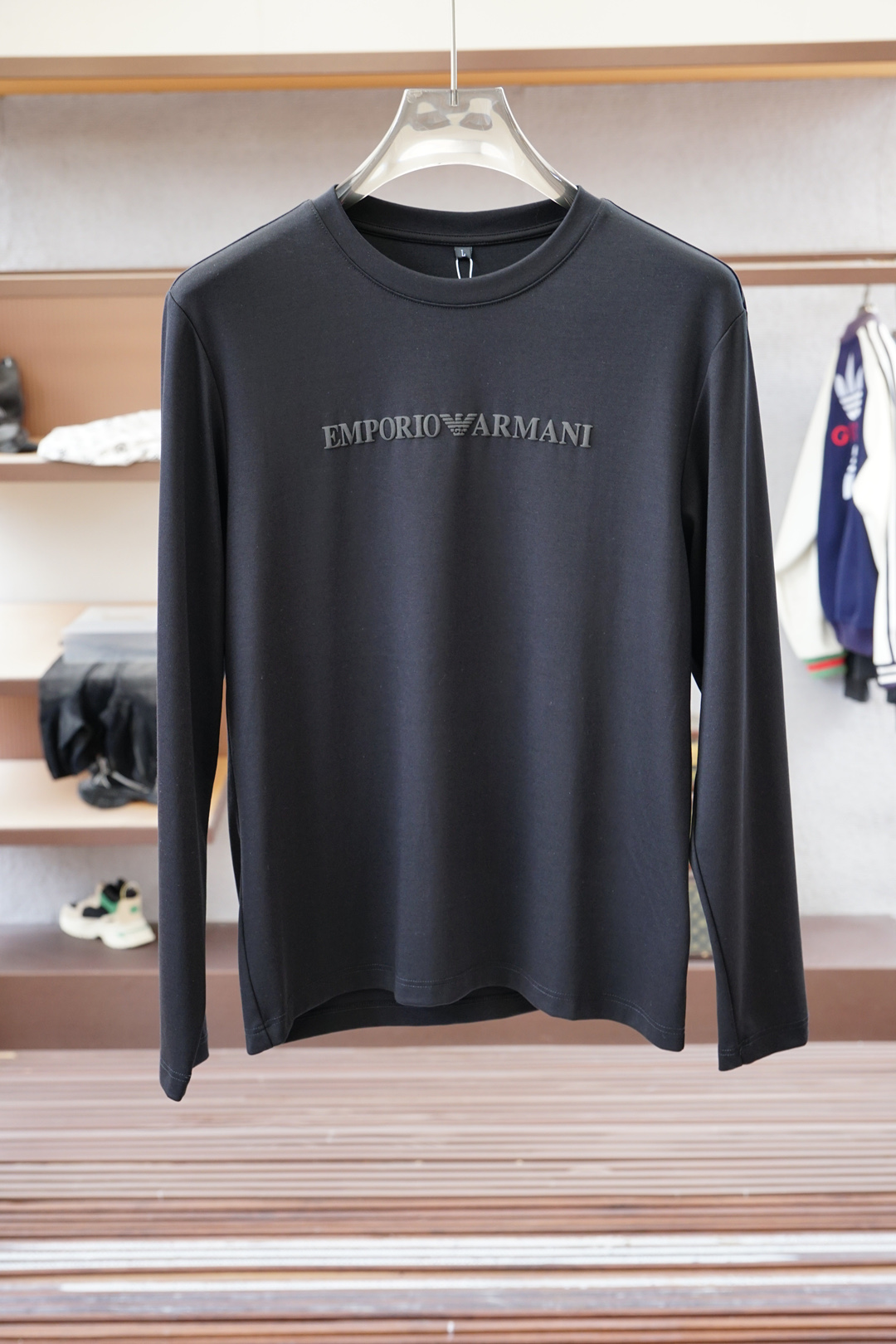 NO:526222,Armani - 2025 autumn and winter new product, classic 'LOGO embroidery basic round neck long-sleeved T-shirt base shirt for men! Trading company channels are rare, and it is sold simultaneously with GW. It is made of imported 26S double yarn pure cotton material. The fabric is thick and moderate, the texture is soft and dense, crisp and smooth, and the skin has good breathability and moisture absorption. It is matched with the same color dyed ribbed collar cuff splicing to increase the comfort to 100%. The classic LOGO embroidery design on the chest of the clothes, and the offset logo on the left cuff echoes the quality. The style and tailoring is very exquisite, showing the aura, and highlighting the exquisiteness of business men. This is the uniqueness, the right slim fit, the upper body effect is very good, size 48/M-56/3XL,,armani,tees, t-shirt, alexander  wang19860909阿玛尼- 2025秋冬新品,男士胸前经典'LOGO刺绣基础款圆领长袖T恤打底衫！贸易公司渠道稀出,同步GW发售,选用客供进口26S双纱纯棉材质制成,面料厚实适中,质地柔软绵密、挺括垂顺,贴肤具有良好的透气吸湿性,搭配同缸色染罗纹领口袖口拼接,将舒适度提升到百分百,衣身胸前经典LOGO刺绣设计,,搭配左袖口处胶印徽标相呼应,品质的象征.版型剪裁属于修身款 非常精致,显气场,又会凸显商务男士的精致,这就是独到之处,恰到好处的修身,上身效果非常赞, 尺码48/M-56/3XL,,armani,tees，t-shirt,alexander wang,Men's clothing