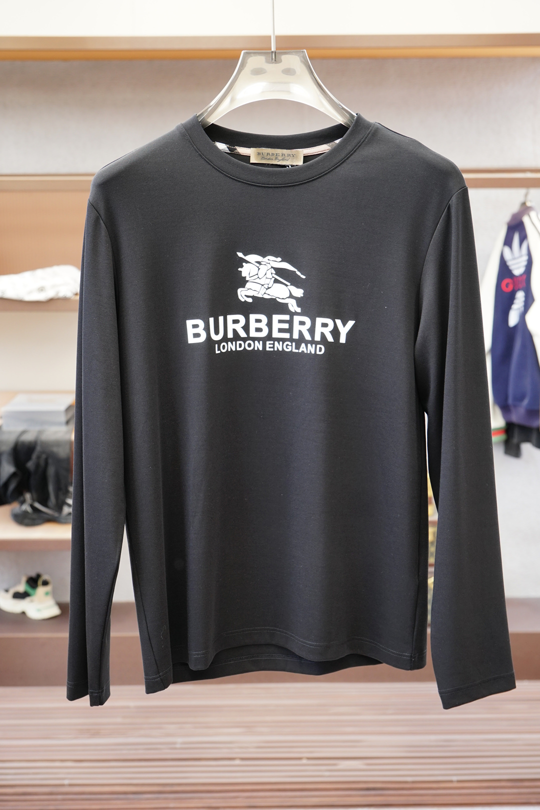 NO:526219,BBR Burberry - 2025 autumn and winter new product, classic 'LOGO embroidery basic round neck long-sleeved T-shirt base shirt for men! Trading company channels are rare, and it is sold simultaneously with GW. It is made of imported 26S double yarn pure cotton material. The fabric is thick and moderate, the texture is soft and dense, crisp and smooth, and the skin has good breathability and moisture absorption. It is matched with the same color dyed ribbed collar cuff splicing to increase the comfort to 100%. The classic LOGO embroidery design on the chest of the clothes, and the offset logo on the left cuff echoes the quality. The style cut is a slim style. It is very exquisite, showing the aura, and highlighting the exquisiteness of business men. This is the uniqueness, the right slim fit, and the upper body effect is very good.  Size 48/M-56/3XL, burberry,tees, t-shirt,alexander wang19860909BBR巴宝莉- 2025秋冬新品,男士胸前经典'LOGO刺绣基础款圆领长袖T恤打底衫！贸易公司渠道稀出,同步GW发售,选用客供进口26S双纱纯棉材质制成,面料厚实适中,质地柔软绵密、挺括垂顺,贴肤具有良好的透气吸湿性,搭配同缸色染罗纹领口袖口拼接,将舒适度提升到百分百,衣身胸前经典LOGO刺绣设计,,搭配左袖口处胶印徽标相呼应,品质的象征.版型剪裁属于修身款 非常精致,显气场,又会凸显商务男士的精致,这就是独到之处,恰到好处的修身,上身效果非常赞, 尺码48/M-56/3XL,,burberry,tees，t-shirt,alexander wang,Men's clothing