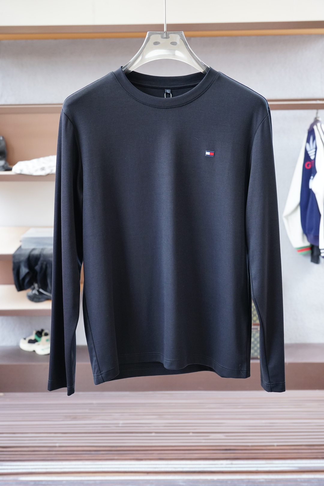 NO:526217,Tommy- 2025 autumn and winter new product, classic 'LOGO embroidery basic round neck long-sleeved T-shirt base shirt for men! Trading company channels are rare, and it is sold simultaneously with GW. It is made of imported 26S double yarn pure cotton material. The fabric is thick and moderate, the texture is soft and dense, crisp and smooth, and the skin has good breathability and moisture absorption. It is matched with the same color dyed ribbed collar cuff splicing to increase the comfort to 100%. The classic LOGO embroidery design on the chest of the clothes, and the offset logo on the left cuff echoes the quality. The style cut is a slim style. It is very exquisite, showing the aura, and highlighting the exquisiteness of business men. This is the uniqueness, just right slim fit, the upper body effect is very good, size 48/M-56/3XL,,tom  ford,tees,t-shirt,alexander wang19860909Tommy- 2025秋冬新品,男士胸前经典'LOGO刺绣基础款圆领长袖T恤打底衫！贸易公司渠道稀出,同步GW发售,选用客供进口26S双纱纯棉材质制成,面料厚实适中,质地柔软绵密、挺括垂顺,贴肤具有良好的透气吸湿性,搭配同缸色染罗纹领口袖口拼接,将舒适度提升到百分百,衣身胸前经典LOGO刺绣设计,,搭配左袖口处胶印徽标相呼应,品质的象征.版型剪裁属于修身款 非常精致,显气场,又会凸显商务男士的精致,这就是独到之处,恰到好处的修身,上身效果非常赞, 尺码48/M-56/3XL,,tom ford,tees，t-shirt,alexander wang,Men's clothing