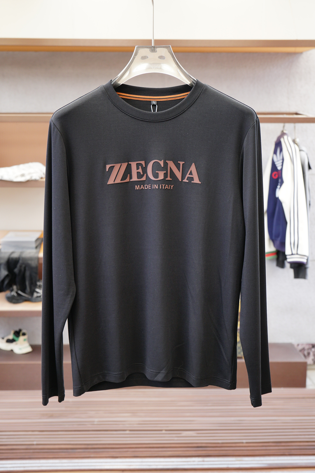 NO:526215,Zenia - 2025 autumn and winter new product, classic 'LOGO embroidery basic round neck long-sleeved T-shirt base shirt for men! Trading company channels are rare, and it is sold simultaneously with GW. It is made of imported 26S double yarn pure cotton material. The fabric is thick and moderate, the texture is soft and dense, crisp and smooth, and the skin has good breathability and moisture absorption. It is matched with the same color dyed ribbed collar cuff splicing to increase the comfort to 100%. The classic LOGO embroidery design on the chest of the clothes, and the offset logo on the left cuff echoes the quality. The style and tailoring is very exquisite, showing the aura, and highlighting the exquisiteness of business men. This is the uniqueness, just right slim fit, the upper body effect is very good, size 48/M-56/3XL,,zegna,tees, t-shirt, alexander  wang19860909杰尼亚- 2025秋冬新品,男士胸前经典'LOGO刺绣基础款圆领长袖T恤打底衫！贸易公司渠道稀出,同步GW发售,选用客供进口26S双纱纯棉材质制成,面料厚实适中,质地柔软绵密、挺括垂顺,贴肤具有良好的透气吸湿性,搭配同缸色染罗纹领口袖口拼接,将舒适度提升到百分百,衣身胸前经典LOGO刺绣设计,,搭配左袖口处胶印徽标相呼应,品质的象征.版型剪裁属于修身款 非常精致,显气场,又会凸显商务男士的精致,这就是独到之处,恰到好处的修身,上身效果非常赞, 尺码48/M-56/3XL,,zegna,tees，t-shirt,alexander wang,Men's clothing