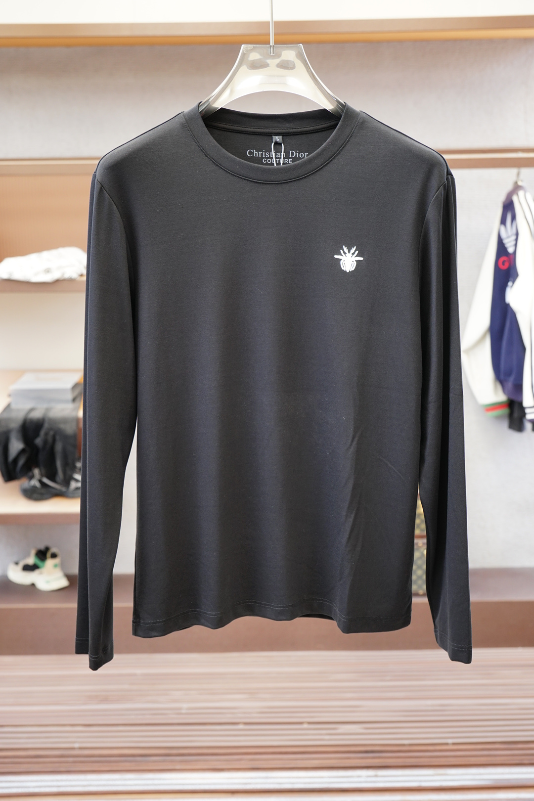 NO:526213,Dior- 2025 autumn and winter new product, classic 'LOGO embroidery basic round neck long-sleeved T-shirt base shirt for men! Trading company channels are rare, and it is sold simultaneously with GW. It is made of imported 26S double yarn pure cotton material. The fabric is thick and moderate, the texture is soft and dense, crisp and smooth, and the skin has good breathability and moisture absorption. It is matched with the same color dyed ribbed collar cuff splicing to increase the comfort to 100%. The classic LOGO embroidery design on the garment chest, and the offset logo on the left cuff echoes the quality. The style cut is a slim style, which is very exquisite, showing the aura, and highlights the exquisiteness of business men. This is the uniqueness, just right slim fit, and the upper body effect is very good.  Size 48/M-56/3XL,,dior,dior,tees,t-shirt,alexander wang19860909迪奥- Dior- 2025秋冬新品,男士胸前经典'LOGO刺绣基础款圆领长袖T恤打底衫！贸易公司渠道稀出,同步GW发售,选用客供进口26S双纱纯棉材质制成,面料厚实适中,质地柔软绵密、挺括垂顺,贴肤具有良好的透气吸湿性,搭配同缸色染罗纹领口袖口拼接,将舒适度提升到百分百,衣身胸前经典LOGO刺绣设计,,搭配左袖口处胶印徽标相呼应,品质的象征.版型剪裁属于修身款 非常精致,显气场,又会凸显商务男士的精致,这就是独到之处,恰到好处的修身,上身效果非常赞, 尺码48/M-56/3XL,,dior,dior,tees，t-shirt,alexander wang,Men's clothing