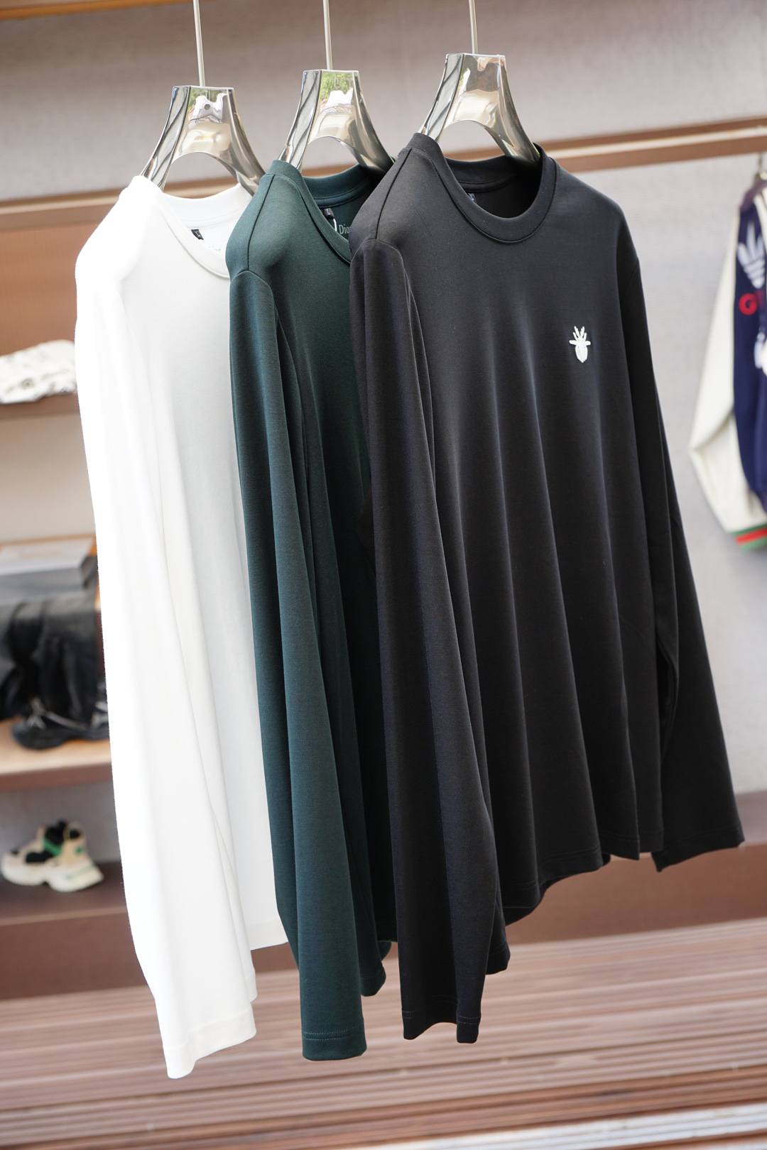 NO:526211,Dior - 2025 autumn and winter new product, classic 'LOGO embroidery basic round neck long-sleeved T-shirt base shirt for men! Trading company channels are rare, and it is sold simultaneously with GW. It is made of imported 26S double yarn pure cotton material. The fabric is thick and moderate, the texture is soft and dense, crisp and smooth, and the skin has good breathability and moisture absorption. It is matched with the same color dyed ribbed collar cuff splicing to increase the comfort to 100%. The classic LOGO embroidery design on the garment chest, and the offset logo on the left cuff echoes the quality. The style cut is a slim style. It is very exquisite, showing the aura, and highlighting the exquisiteness of business men. This is the uniqueness, just right slim fit, and the upper body effect is very good.  Size 48/M-56/3XL,,dior,dior,tees,t-shirt,alexander wang19860909Dior迪奥- 2025秋冬新品,男士胸前经典'LOGO刺绣基础款圆领长袖T恤打底衫！贸易公司渠道稀出,同步GW发售,选用客供进口26S双纱纯棉材质制成,面料厚实适中,质地柔软绵密、挺括垂顺,贴肤具有良好的透气吸湿性,搭配同缸色染罗纹领口袖口拼接,将舒适度提升到百分百,衣身胸前经典LOGO刺绣设计,,搭配左袖口处胶印徽标相呼应,品质的象征.版型剪裁属于修身款 非常精致,显气场,又会凸显商务男士的精致,这就是独到之处,恰到好处的修身,上身效果非常赞, 尺码48/M-56/3XL,,dior,dior,tees，t-shirt,alexander wang,Men's clothing