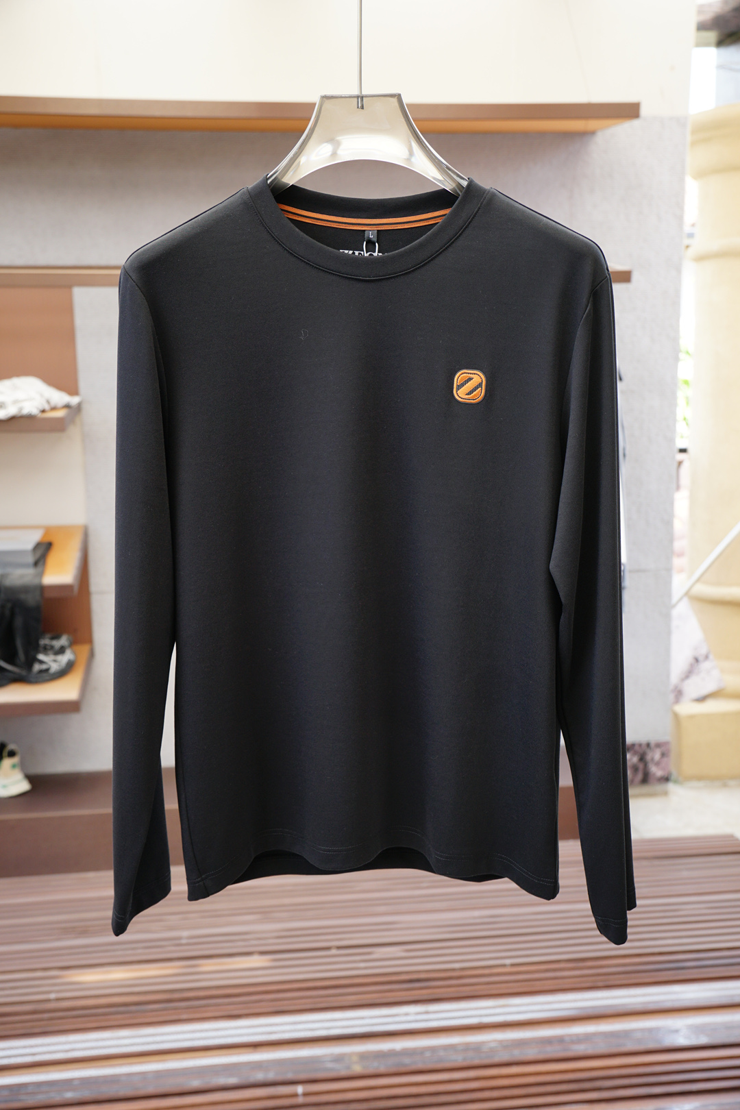 NO:526209,Zenia - 2025 autumn and winter new product, classic 'LOGO embroidery basic round neck long-sleeved T-shirt base shirt for men! Trading company channels are rare, and it is sold simultaneously with GW. It is made of imported 26S double yarn pure cotton material. The fabric is thick and moderate, the texture is soft and dense, crisp and smooth, and the skin has good breathability and moisture absorption. It is matched with the same color dyed ribbed collar cuff splicing to increase the comfort to 100%. The classic LOGO embroidery design on the chest of the clothes, and the offset logo on the left cuff echoes the quality. The style and tailoring is very exquisite, showing the aura, and highlighting the exquisiteness of business men. This is the uniqueness, just right slim fit, the upper body effect is very good, size 48/M-56/3XL, zegna,tees, t-shirt, alexander  wang19860909杰尼亚- 2025秋冬新品,男士胸前经典'LOGO刺绣基础款圆领长袖T恤打底衫！贸易公司渠道稀出,同步GW发售,选用客供进口26S双纱纯棉材质制成,面料厚实适中,质地柔软绵密、挺括垂顺,贴肤具有良好的透气吸湿性,搭配同缸色染罗纹领口袖口拼接,将舒适度提升到百分百,衣身胸前经典LOGO刺绣设计,,搭配左袖口处胶印徽标相呼应,品质的象征.版型剪裁属于修身款 非常精致,显气场,又会凸显商务男士的精致,这就是独到之处,恰到好处的修身,上身效果非常赞, 尺码48/M-56/3XL,,zegna,tees，t-shirt,alexander wang,Men's clothing