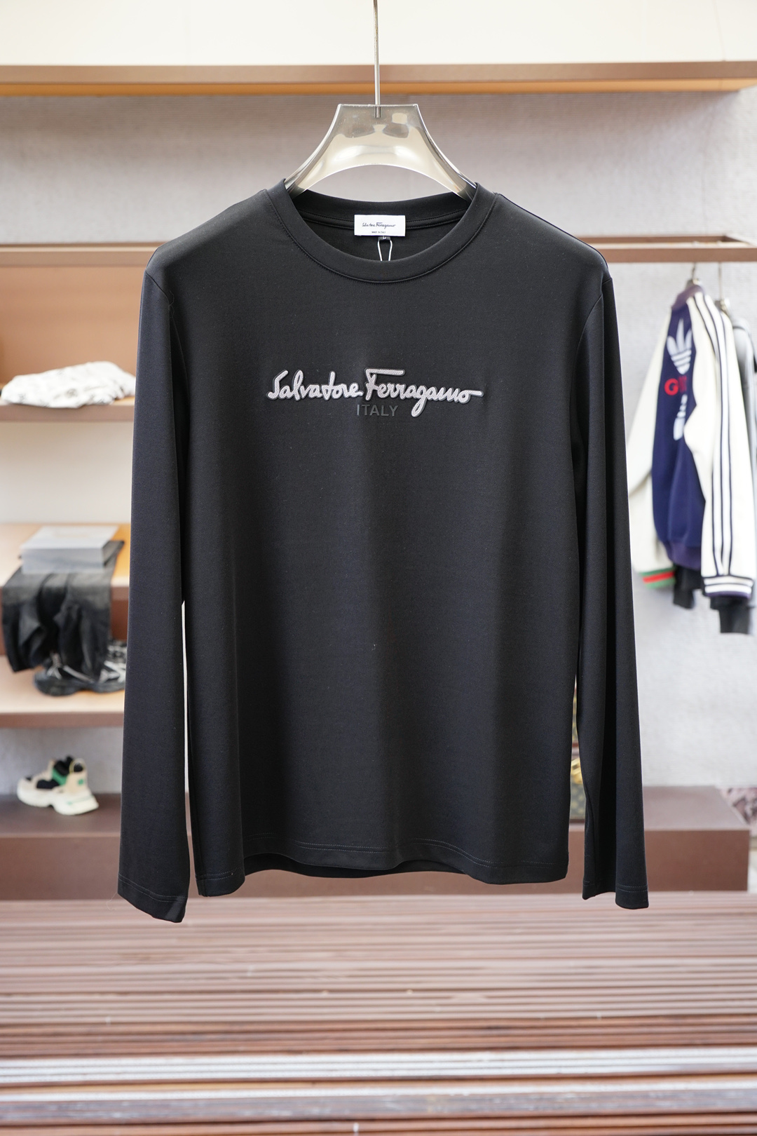 NO:526206,Ferragamo - 2025 autumn and winter new product, classic 'LOGO embroidery basic round neck long-sleeved T-shirt base shirt for men! Trading company channels are rare, and it is sold simultaneously with GW. It is made of imported 26S double yarn pure cotton material. The fabric is thick and moderate, the texture is soft and dense, crisp and smooth, and the skin has good breathability and moisture absorption. It is matched with the same color dyed ribbed collar cuff splicing to increase the comfort to 100%. The classic LOGO embroidery design on the garment chest, and the offset logo on the left cuff echoes the quality. The style cut is a slim style, which is very exquisite, showing the aura, and highlights the exquisiteness of business men. This is the uniqueness, the right slim fit, and the upper body effect is very good.  Size 48/M-56/3XL, ferragamo,tees, t-shirt,alexander wang19860909菲拉格慕- 2025秋冬新品,男士胸前经典'LOGO刺绣基础款圆领长袖T恤打底衫！贸易公司渠道稀出,同步GW发售,选用客供进口26S双纱纯棉材质制成,面料厚实适中,质地柔软绵密、挺括垂顺,贴肤具有良好的透气吸湿性,搭配同缸色染罗纹领口袖口拼接,将舒适度提升到百分百,衣身胸前经典LOGO刺绣设计,,搭配左袖口处胶印徽标相呼应,品质的象征.版型剪裁属于修身款 非常精致,显气场,又会凸显商务男士的精致,这就是独到之处,恰到好处的修身,上身效果非常赞, 尺码48/M-56/3XL,,ferragamo,tees，t-shirt,alexander wang,Men's clothing