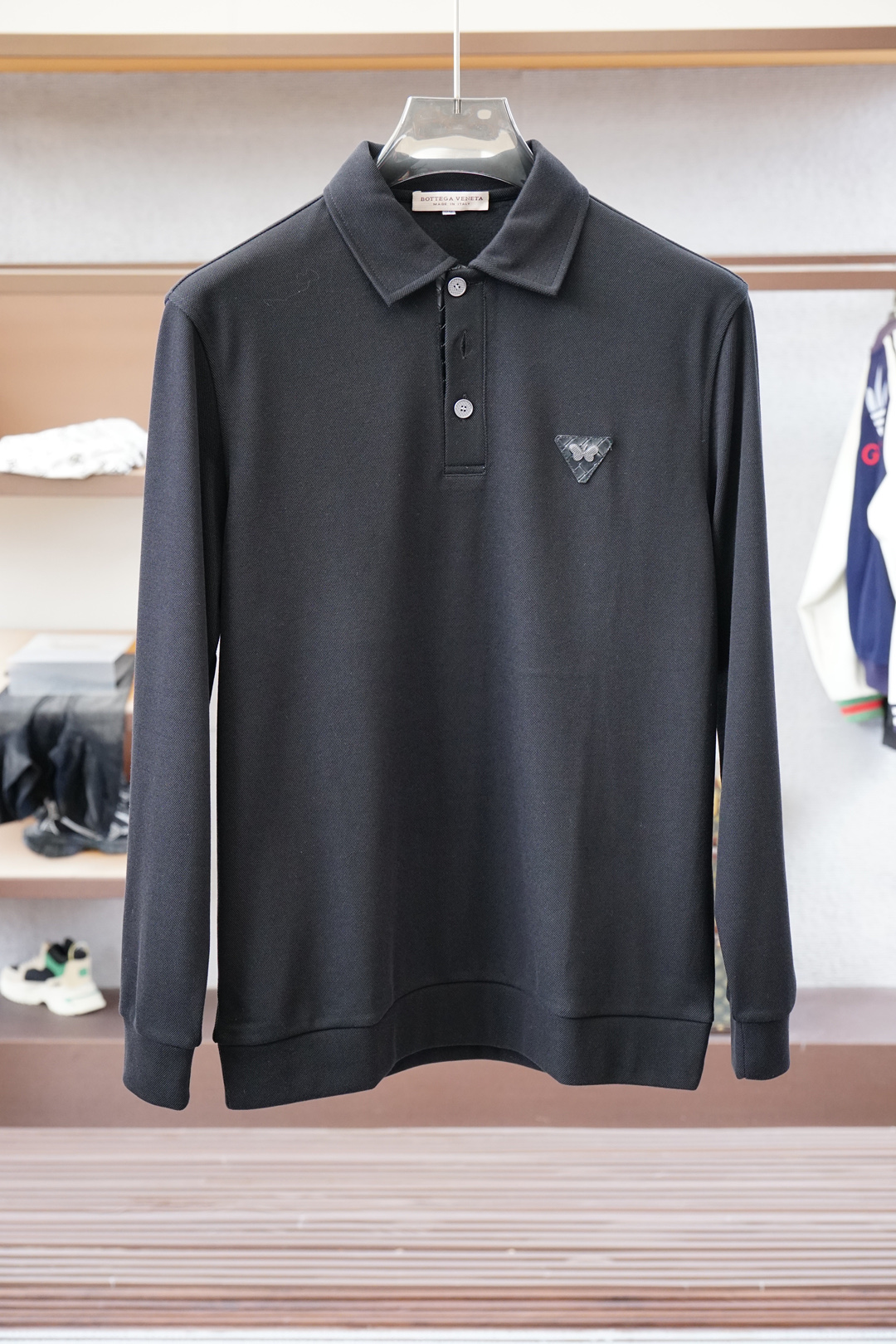 NO:526210,BV- 2025 autumn and winter series new products. Men's logo long-sleeved polo shirt continues the classic color strip embellishment. The polo shirt is made of mercerized double-sided cotton bead floor fabric, and the timeless design can transcend fashion trends. The classic style is decorated with three-color trim and logo embellishes the slits on both sides to make the overall feel more detailed. The combination style is made of cotton beaded material, which is comfortable, skin-friendly, breathable, and is a very practical wear for daily commuting and leisure. Highly recommended. Colors are available #size M-3XL, bottega veneta, alexander wang19860909BV- 2025秋冬系列新品 男士标识长袖polo衫延续经典彩条点缀 商务休闲翻领POLO恤.该款Polo衫采用丝光双面棉质珠地面料制成,隽永设计可跨越时尚潮流.经典款型,点缀三色饰边饰以徽标点缀两侧开叉设计 让整体更具细节感 合体的版型,面料采用全棉珠地料,舒适,亲肤,透气好,平时通勤休闲都很实穿的一款 强烈推荐.色可选#尺码M-3XL,,bottega veneta,alexander wang,Men's clothing