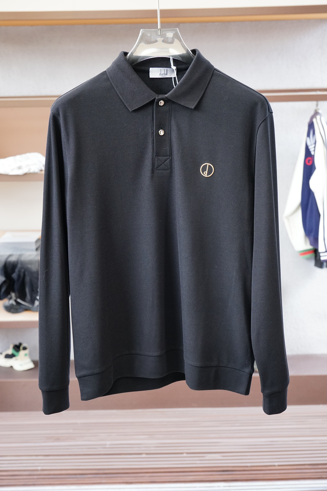 NO:526208,Dunhill - 2025 autumn and winter series new products. Men's logo long-sleeved polo shirt continues the classic color strips embellishment. The Polo shirt is made of mercerized double-sided cotton bead floor fabric, and the timeless design can transcend fashion trends. The classic style is decorated with three-color trim and logo embellishes the slits on both sides to make the overall feel more detailed. The combination style is made of cotton beaded material, which is comfortable, skin-friendly, breathable, and is a very practical wear for daily commuting and leisure. Highly recommended. Colors are available #size M-3XL,,alexander wang19860909登喜路- 2025秋冬系列新品 男士标识长袖polo衫延续经典彩条点缀 商务休闲翻领POLO恤.该款Polo衫采用丝光双面棉质珠地面料制成,隽永设计可跨越时尚潮流.经典款型,点缀三色饰边饰以徽标点缀两侧开叉设计 让整体更具细节感 合体的版型,面料采用全棉珠地料,舒适,亲肤,透气好,平时通勤休闲都很实穿的一款 强烈推荐.色可选#尺码M-3XL,,alexander wang,Men's clothing