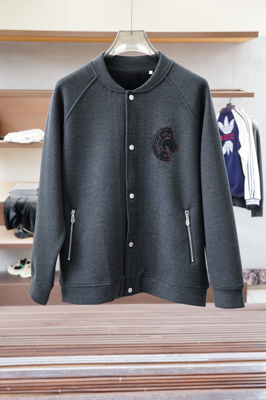 NO:526240,Hermes, Hermes - H Home 2025 autumn and winter new round neck jacket, the same style on the official website!  It uses imported high-count wool blend fabric, with a straight and stylish embroidery pattern, which increases the three-dimensional sense of the clothes and gives the clothes a delicate and luxurious style!  Only good craftsmanship and good fabrics can make you feel good. Color black gray. Number of codes M-3XL, hermes, hermes, jackets & coats, alexander wang19860909爱马仕,Hermes爱马仕-H家·2025秋冬新款圆领外套 官网同款！ 采用进口高支数羊毛混纺面料,立挺有型 重工艺刺绣图案,增加衣服立体感,赋予衣服精致华贵的格调！好工艺好面料才能穿出好品味 颜色黑色 灰色 码数M-3XL,,hermes,hermes,jackets & coats,alexander wang,Men's clothing