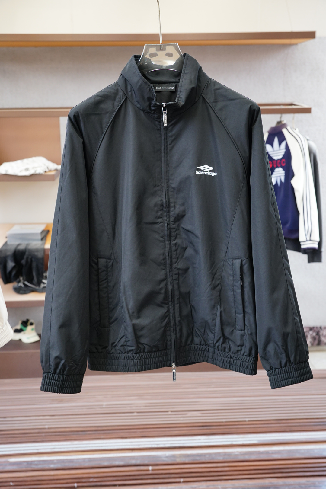 NO:526238,, Balenciaga/2025 autumn and winter new series #Clo explosive version reappears the loop fermented bottom fabric, pine version hooded, front decorated with Mandela embroidery, drawstring hooded collar, ribbed cuffs and hem, front decorated with embroidery, latest heavy auxiliary materials equipped with adjusting the curve curve according to the physical reference, and each letter clearly restores the spacing curve. The large logo uses imported custom embroidery thread, and fine details are processed, creating the embroidery effect of three-dimensional relief. Classic trademark letter design, restoring the consistent size and spacing; fine embroidery needlework is dense #drawstring adjustment hooded sweatshirt version Basic loose-fitting clothes cut, wide and loose hooded design on the upper body, hardware hangs and hangs are decorated with shoulder-falling shoulder thread; the overall size does not limit the shoulder width and highlights the relaxed and lazy feeling. The hem of the clothes is drawn rope waist-hugging design and ribbed needle on the cuffs, and the front kangaroo pocket design creates a layered style. The front side seam split design, the bottom special plane is exquisite double-bright seam. Size M-3xl (the letters after the size of the wash mark are the size) The digital size specifications are for reference only, balenciaga, hoodie, sweatshirts, hats, alexander wang19860909,巴黎世家/2025秋冬新款系列#克洛爆版再现 回圈摇粒绒底面料、松版连帽型、正面飾有曼徳拉草刺绣、抽绳连帽衣领、罗纹袖口和下摆、正面饰有刺绣、最新重磅辅料配备 根据实物参考调整曲线弧度,每个字母清晰还原间距曲线.大型徽标采用进口定做绣线,精细的细节处理,造就了立体浮雕的刺绣效果.经典商标字母设计,还原一致大小间距；刺绣精细针法绵密 #抽绳调节连帽卫衣版型 基础宽松衣型裁剪,上身宽宽松松连帽设计,五金吊钟点缀搭配落肩肩线；整体不限制肩宽的同时突出轻松慵懒感.衣身下摆抽绳收腰设计与袖口罗纹收针,前副袋鼠口袋设计打造层次感风格.前身侧缝分割设计,底摆专机精致双明线车缝. 尺码M-3xl（尺码洗水唛size后字母为准） 数字尺码规格仅供参考,,balenciaga,hoodie,sweatshirts,hats,alexander wang,Men's clothing