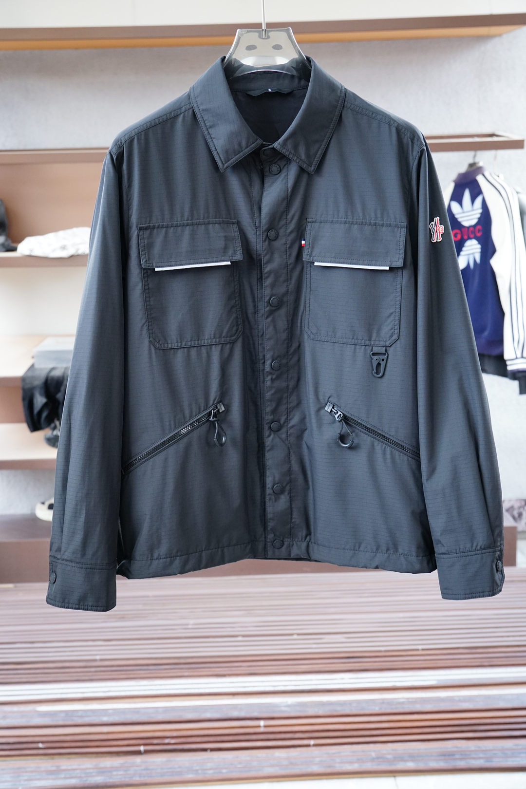 NO:526234,The 2025 autumn and winter new business stand collar series # Opens up new ways to wear autumn and winter outfits, the 2025 latest series, classic polyester fiber material, obliquely cut and spliced ​​back large body cloth, odorizing the combination of Italian luxury cutting and top fashion design, the upper body presents a loose and not bloated refreshing effect. The full satin lining, classic bright green contrasting color wrapping rollers inside, mature craftsmanship shows the beauty of elegance and delicateness. The spliced ​​elastic threaded hem is low-key and fashionable, within reach. Color black and green. Size M-3XL, Moncler, jackets & coats, alexander wang19860909蒙口-2025秋冬新款商务立领系列# 开启秋冬穿搭新玩法,秋冬新款外套 2025最新系列,经典的聚酯纤维材质,斜裁拼接后幅大身布,体味意式奢华裁剪与顶尖时尚设计的结合,上身呈现宽松不臃肿的清爽效果.全缎面里布,内里经典亮绿撞色包边滚条,成熟工艺尽显优雅与细腻之美.拼接弹力螺纹下摆,低调时尚,触手可及. 颜色黑色绿色. 尺码M-3XL,,Moncler,jackets & coats,alexander wang,Men's clothing