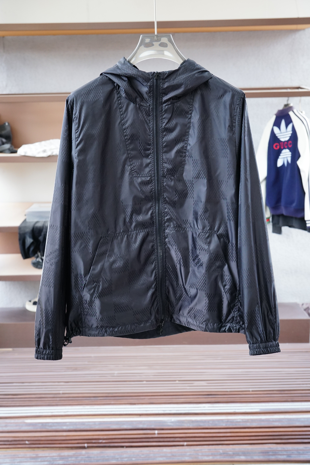 NO:526236,LV/Wind Coat Jacket) L family men's fashion style lightweight double-sided jacquard jacket, Hong Kong foreign company channel goods, high-end tasting products, official cabinet main promotion display, 25-year early spring new products, star-grade hot products!  The overall design style has a strong Philippine label. Creative Director Pharrell Williams has injected new elements into the office. The body uses the collection logo Marque L. Vuitton Déposée and classic chessboard pattern elements, perfectly mixed and shaped, with a distinctive recognition, a profound fashion charm, and also a soul-like display!  The overall shape is designed with a double-sided combination. On the one hand, it uses classic checkerboard elements, a very recognizable woven pattern, a strong retro and fashionable tone, and on the other hand, it is an iconic signature presbyterian element. Both pattern designs highlight the brand identity and are a soul-like embellishment!  The model dominated by fabrics and craftsmanship, Japan Toray customized high-tech functional fabrics, which have excellent wind and waterproof properties, can effectively block wind and rain. After special processing, it has excellent wrinkle resistance and wear resistance, and at the same time it has excellent breathability. The texture is extremely delicate and slightly smooth, and there is no doubt about comfort!  The details are exquisite and exquisite, and the auxiliary materials are exclusively customized. The unique bronze zipper is very important. The fashionable hooded design is full of upper body shapes and is a jacket that can easily highlight the temperament and taste. The fashionable styling design provides strong shaping. It is both urban business commuting and leisure, and can easily control various body shapes, which meet the needs of the transition season!  Size M-3XL,,,louis vuitton,louis vuitton,jackets & coats,jackets & coats,hats,alexander wang19860909LV/风衣夹克）L家族男士时装款轻便双面提花夹克外套,香港洋行渠道货,高端品鉴级产物,官柜主推展示,25年早春新品,明星级爆款！ 整体的设计风格有着强烈的菲董标签,创意总监Pharrell Williams的上任注入了全新的元素,衣身运用了典藏标识Marque L. Vuitton Déposée及经典棋盘格图案元素,完美混搭融合塑造,辨识度颇为鲜明,颇具深厚的时装韵味,同时亦属于灵魂式的彰显！ 整体采用造型采用双面组合设计,一面运用了经典棋盘格元素,非常具有辨识度的色织图案,颇浓浓的复古时髦腔调,一面为标志性招牌老花元素,两面图案设计皆彰显了品牌身份,属于灵魂式的点缀！ 以面料和工艺为主导的款,日本东丽公司订制高科技功能性面料,具备卓越的防风防水属性,能够有效阻挡风雨侵袭,经过特殊工艺处理,有着优良的抗皱性和耐磨性,同时又兼具优越的透气性,质感极为细腻略带光滑,舒适性方面毋庸置疑！ 细节精湛考究,辅料皆为专属定制,个性十足的古铜拉链非常加分,时尚连帽的设计,上身型款十足,极易凸显气质品味的一款夹克,时髦造型设计提供了极强的塑造性,都市商务通勤与休闲兼备,轻松驾驭各种身型,符合穿搭符合过渡季的需求单品！ 尺码M-3XL,,,louis vuitton,louis vuitton,jackets & coats,jackets & coats,hats,alexander wang,Men's clothing