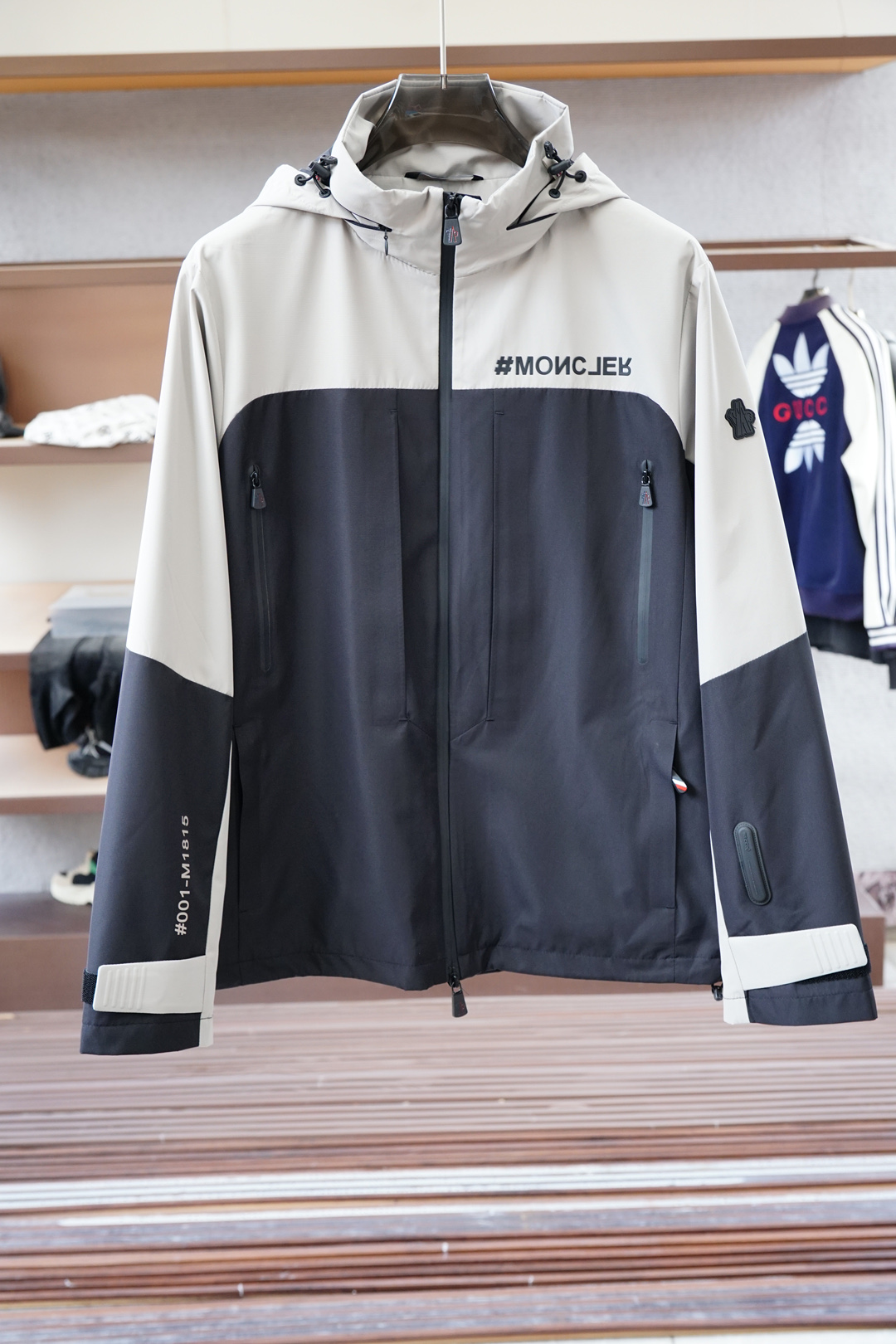 NO:526232,The 2025 autumn and winter new series # Opens up new ways to wear autumn and winter, the 2025 latest series, classic polyester fiber material, obliquely cut and spliced ​​back large body cloth, odorizing the combination of Italian luxury cutting and top fashion design, the upper body presents a loose and not bloated refreshing effect. The full satin lining, classic bright green contrasting colored edge rollers inside, mature craftsmanship shows the beauty of elegance and delicateness. The splicing elastic threaded hem is low-key and fashionable, within reach. Color black splicing/size M-3XL, Moncler, jackets & coats, alexander wang19860909蒙口-2025秋冬新款系列# 开启秋冬穿搭新玩法,秋冬新款冲锋衣外套 2025最新系列,经典的聚酯纤维材质,斜裁拼接后幅大身布,体味意式奢华裁剪与顶尖时尚设计的结合,上身呈现宽松不臃肿的清爽效果.全缎面里布,内里经典亮绿撞色包边滚条,成熟工艺尽显优雅与细腻之美.拼接弹力螺纹下摆,低调时尚,触手可及. 颜色黑色拼接/ 尺码M-3XL,,Moncler,jackets & coats,alexander wang,Men's clothing