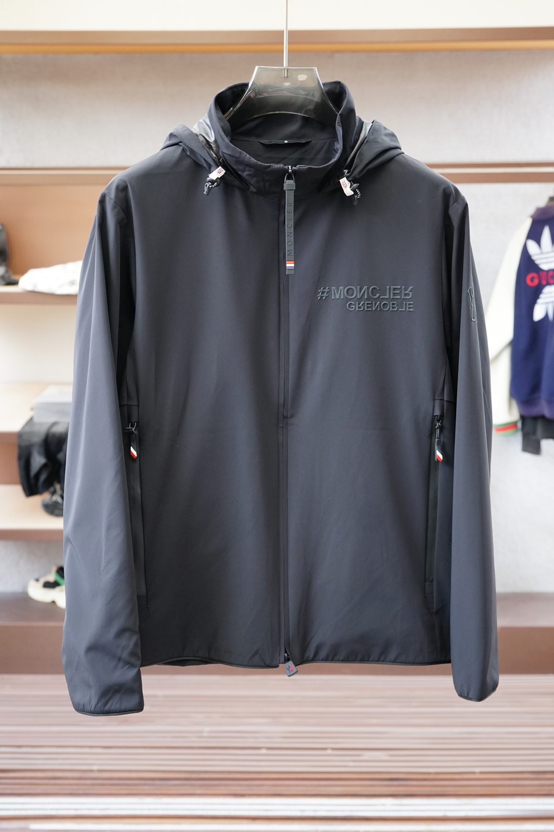 NO:526228,The 2025 autumn and winter new series # Opens up new ways to wear autumn and winter outfits, the 2025 latest series, classic polyester fiber material, obliquely cut and spliced ​​back large body cloth, odorizing the combination of Italian luxury cutting and top fashion design, the upper body presents a loose and not bloated refreshing effect. The full satin lining, classic bright green contrasting colored edge rollers inside, mature craftsmanship shows the beauty of elegance and delicateness. The spliced ​​elastic threaded hem is low-key and fashionable, within reach. Color black Size M-3XL, Moncler, jackets & coats, alexander wang19860909蒙口-2025秋冬新款系列# 开启秋冬穿搭新玩法,秋冬新款外套 2025最新系列,经典的聚酯纤维材质,斜裁拼接后幅大身布,体味意式奢华裁剪与顶尖时尚设计的结合,上身呈现宽松不臃肿的清爽效果.全缎面里布,内里经典亮绿撞色包边滚条,成熟工艺尽显优雅与细腻之美.拼接弹力螺纹下摆,低调时尚,触手可及. 颜色黑色 尺码M-3XL,,Moncler,jackets & coats,alexander wang,Men's clothing