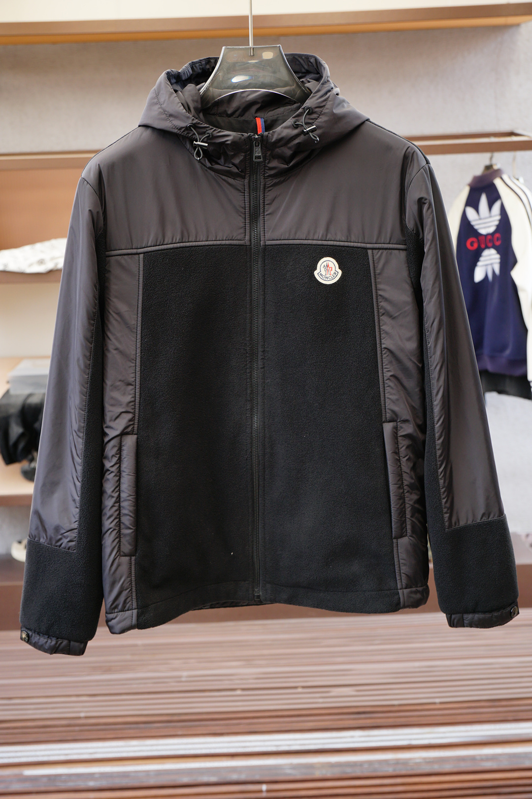 NO:526227,The masked jacket for 2025 autumn and winter - The front is made of wool viscose fiber polyester fiber blend material, bringing a soft and warm body feel of wool texture, making it look high-end and simple. The dark three-dimensional embroidered thread shield logo, classic accessories logo, offering Italian luxury experience. The reverse side is hydrophobic windproof material, delicate details, same color sewing thread, bringing minimalist fashionable outfit touch. The slightly expanded business style brings an excellent dressing experience, a must-have for the wardrobe in autumn and winter. Color black Size M-3XL, Moncler, jackets & coats, alexander wang19860909蒙口/2025 秋冬季新款外套- 正面采用羊毛 粘纤 聚酯纤维混纺材质,带来毛质感的柔软保暖体感,倍显高档简约.暗色立体绣线盾牌徽标,配饰经典徽标,敬献意式奢华体验.反面疏水防风材质,细节精致细腻同色衍缝车线,带来极简主义的时尚穿搭触觉.微扩轻商务版型,带来极佳穿着体验,秋冬季衣橱穿搭必备. 颜色黑色 尺码M-3XL,,Moncler,jackets & coats,alexander wang,Men's clothing