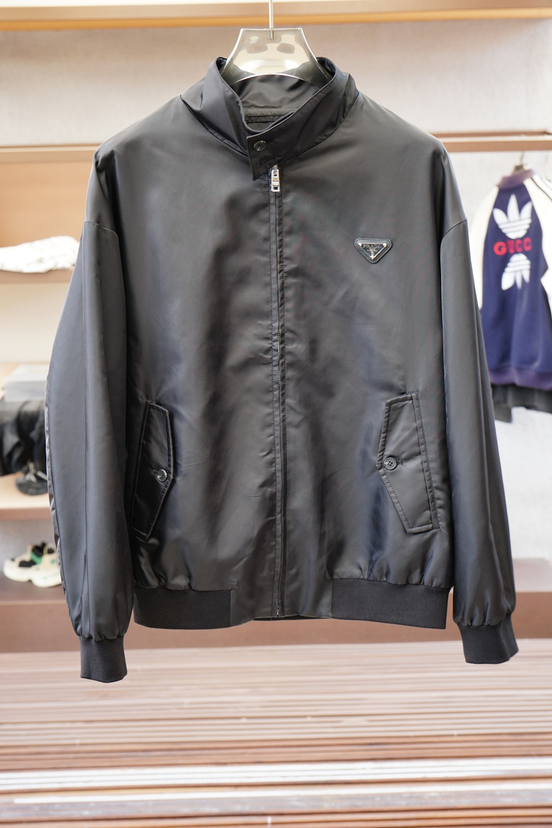 NO:526224,Prada/New PHR Re-Nylon Recycled Nylon Material Contrasted Zippered Plate-Boarded Stand Collar Jacket, Men's Metal Triangle Decorative Light Jacket. Order in the same channel in Romania, the most anticipated boutique products are coming, the contrasting zippered placket design, classic urban outdoor casual business style, craftsmanship and appearance are full!  It is built with the usual hit classic jacket style, but the highlights of this model are indeed beyond the past. The contrasting zippered placket, the iconic metal triangle logo embellishment on the chest, and the recycled nylon waterproof fabric are specially designed for outdoor use. It can be said that the whole body is 360 degrees. It perfectly improves the grade of the entire jacket, and the high-end luxury you can get at a glance!  Custom-made metal zippers are equipped with clear and exquisite brand logo embellishments, suitable for all men and for all occasions, and are the most commuter functional jackets. P home’s unique technology nylon material has a subtle touch and a seductive gloss, and the comfort of the upper body is absolutely to the top. With the top craftsmanship and various details, they are representative of the craftsman spirit of P home. This kind of detail creation is enough to make people feel the level of this style intuitively and three-dimensionally, which adds points to the wearer!  !  Size M-3XL, prada, prada, jackets & coats, jackets & coats, alexander wang19860909Prada普拉达/新款P家Re-Nylon再生尼龙材质撞色拉链门襟立领外套,男士胸前金属三角标装饰轻便夹克.罗马尼亚同渠道订单,最为期待的精品狠货来袭,撞色拉链门襟设计,经典都市户外休闲商务风格,工艺与颜值拉满！ 秉承着一贯的爆款经典夹克版型打造,但是此款的看点确实超越以往.撞色拉链门襟,胸前标志性金属三角徽标点缀,再生尼龙防水面料,专为户外打造,可以说浑身上下360度都皆是看点.完美提升整件夹克的档次,一眼便能GET到的高端奢华感！客供定制金属拉链,拉链标识刻有清晰精致的品牌LOGO点缀,适合一切男人,适合一切场合,可谓是最通勤的功能性夹克外套. P家独有的科技尼龙材质,触感微妙,光泽度更是撩人,上身舒适度绝对到顶.加上顶级的工艺打造,各种细节的处理,都是P家工匠精神的代表,这种细节的打造,足以让人直观立体的感受到此款的档次所在,更为穿着者加分！！尺码M-3XL,,prada,prada,jackets & coats,jackets & coats,alexander wang,Men's clothing