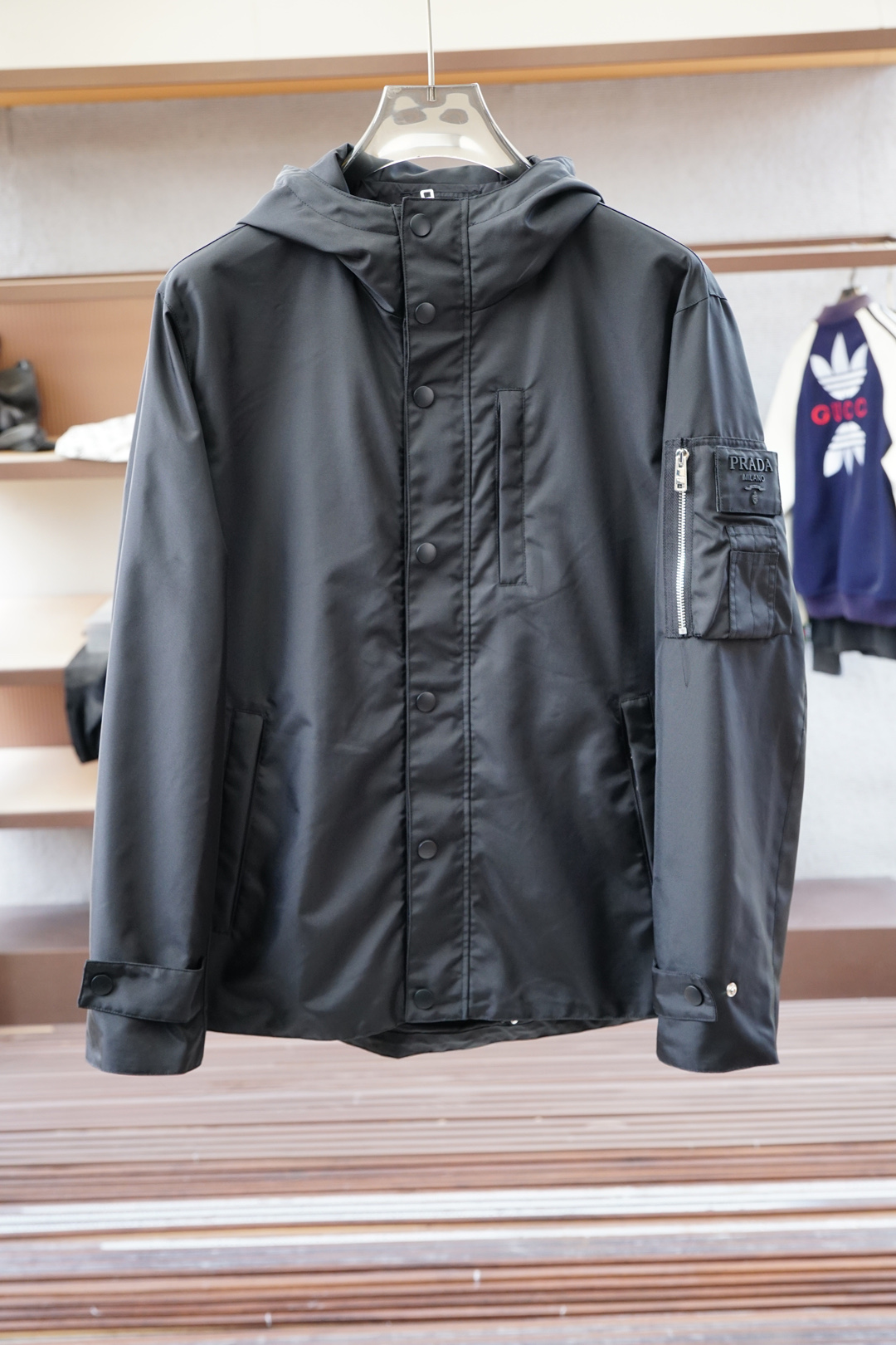 NO:526221,Prada/New PHD Re-Nylon Recycled Nylon Material Contrasted Zippered Plate-Boarded Collar Jacket, Arm Pocket Decoration Light Jacket. Order in the same channel in Romania, the most anticipated boutique products are coming, hitting the classic urban outdoor casual business style, with craftsmanship and appearance full of quality!  It is built with the usual hit classic jacket style, but the highlights of this model are indeed beyond the past. The contrasting zippered placket, the iconic metal triangle logo embellishment on the chest, and the recycled nylon waterproof fabric are specially designed for outdoor use. It can be said that the whole body is 360 degrees. It perfectly improves the grade of the entire jacket, and the high-end luxury you can get at a glance!  Custom-made metal zippers are equipped with clear and exquisite brand logo embellishments, suitable for all men and for all occasions, and are the most commuter functional jackets. P home’s unique technology nylon material has a subtle touch and a seductive gloss, and the comfort of the upper body is absolutely to the top. With the top craftsmanship and various details, they are representative of the craftsman spirit of P home. This kind of detail creation is enough to make people feel the level of this style intuitively and three-dimensionally, which adds points to the wearer!  !  Size M-3XL, prada, prada, jackets & coats, jackets & coats, alexander wang19860909Prada普拉达/新款P家Re-Nylon再生尼龙材质撞色拉链门襟立领外套,手臂口袋装饰轻便夹克.罗马尼亚同渠道订单,最为期待的精品狠货来袭,撞经典都市户外休闲商务风格,工艺与颜值拉满！ 秉承着一贯的爆款经典夹克版型打造,但是此款的看点确实超越以往.撞色拉链门襟,胸前标志性金属三角徽标点缀,再生尼龙防水面料,专为户外打造,可以说浑身上下360度都皆是看点.完美提升整件夹克的档次,一眼便能GET到的高端奢华感！客供定制金属拉链,拉链标识刻有清晰精致的品牌LOGO点缀,适合一切男人,适合一切场合,可谓是最通勤的功能性夹克外套. P家独有的科技尼龙材质,触感微妙,光泽度更是撩人,上身舒适度绝对到顶.加上顶级的工艺打造,各种细节的处理,都是P家工匠精神的代表,这种细节的打造,足以让人直观立体的感受到此款的档次所在,更为穿着者加分！！尺码M-3XL,,prada,prada,jackets & coats,jackets & coats,alexander wang,Men's clothing